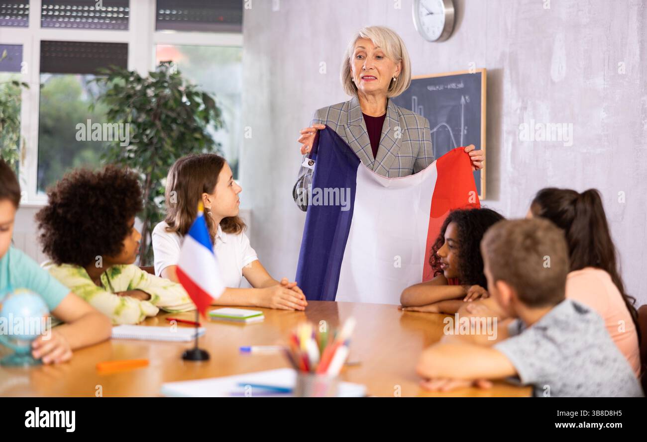 Eine reife Lehrerin erzählt den Schülern die Geschichte Frankreichs Stockfoto