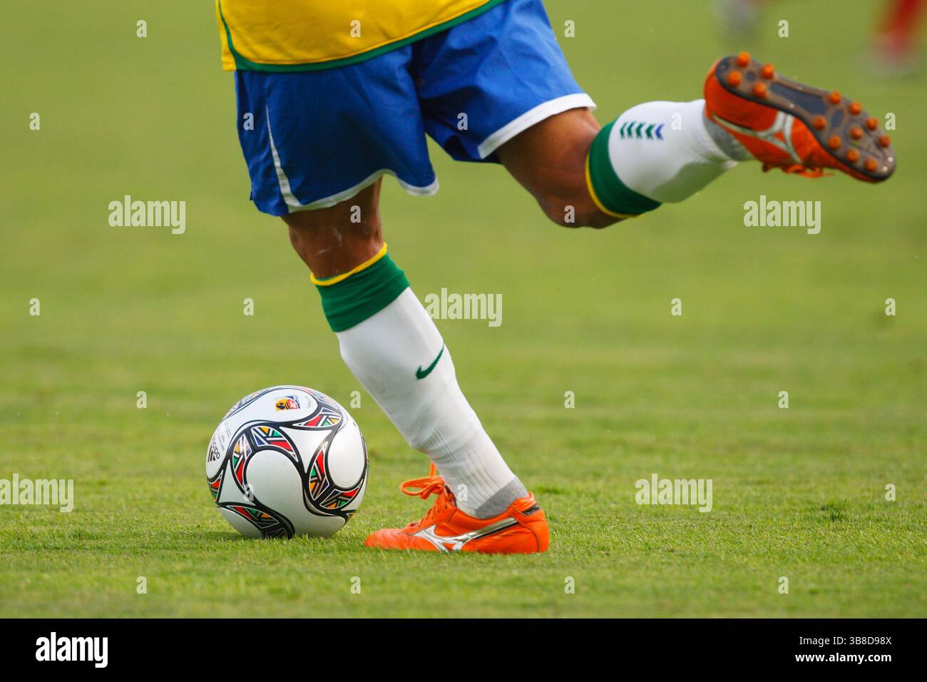 Detail des offiziellen Adidas-Spielballs zu Füßen eines brasilianischen Spielers während eines Viertelfinales der FIFA U-20-Weltmeisterschaft zwischen Brasilien und Deutschland im Kairoer International Stadium am 10. Oktober 2009 in Kairo, Ägypten. Nur redaktionelle Verwendung. Keine Nutzung von Push-to-Mobilgeräten. Kommerzielle Nutzung verboten. (Foto: Jonathan Paul Larsen / Diadem Images) Stockfoto