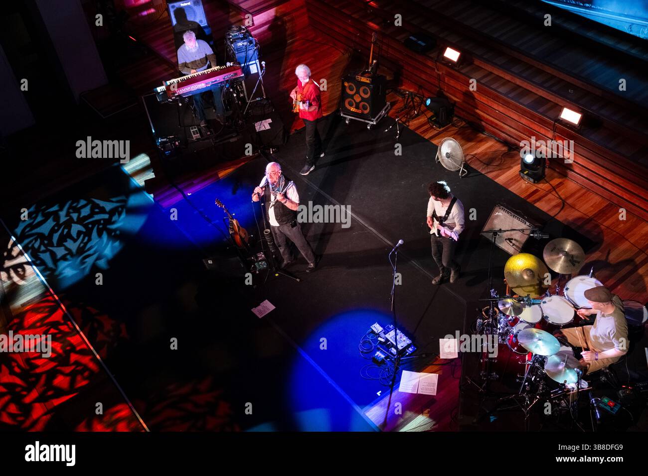 Palau de la Música Catalana, Barcelona, 7. Mai 2025 eine Luftaufnahme, die die gesamte Band zeigt, während die Musiklegenden Jethro Tull unter der Leitung von Ian Anderson am 7. Mai 2025 im Palau de la Música Catalana, Barcelona, Spanien, ein Konzert auf der „Sieben Jahrzehnte“ World Tour aufgeben. Bild: Rob Watkins/Alamy Live News Stockfoto