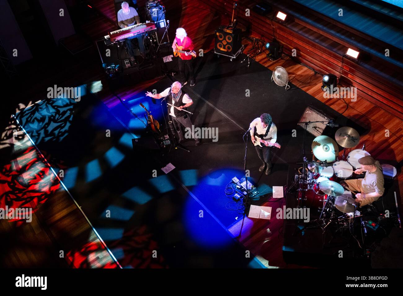 Palau de la Música Catalana, Barcelona, 7. Mai 2025 eine Luftaufnahme, die die gesamte Band zeigt, während die Musiklegenden Jethro Tull unter der Leitung von Ian Anderson am 7. Mai 2025 im Palau de la Música Catalana, Barcelona, Spanien, ein Konzert auf der „Sieben Jahrzehnte“ World Tour aufgeben. Bild: Rob Watkins/Alamy Live News Stockfoto