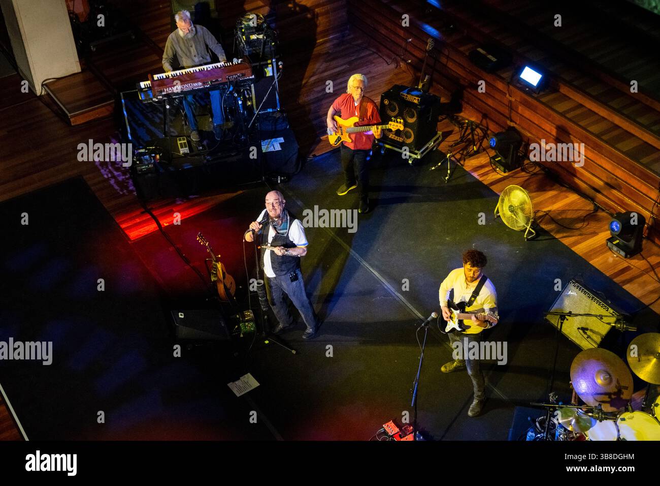 Palau de la Música Catalana, Barcelona, 7. Mai 2025 eine Luftaufnahme, die die gesamte Band zeigt, während die Musiklegenden Jethro Tull unter der Leitung von Ian Anderson am 7. Mai 2025 im Palau de la Música Catalana, Barcelona, Spanien, ein Konzert auf der „Sieben Jahrzehnte“ World Tour aufgeben. Bild: Rob Watkins/Alamy Live News Stockfoto