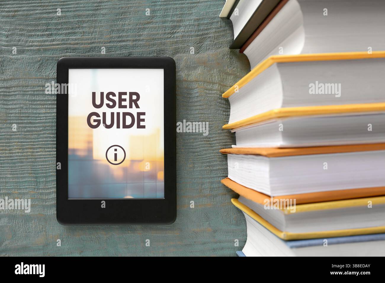 Benutzerhandbuch im E-Book-Gerät öffnen und anderes Buch auf Holztisch, Draufsicht Stockfoto