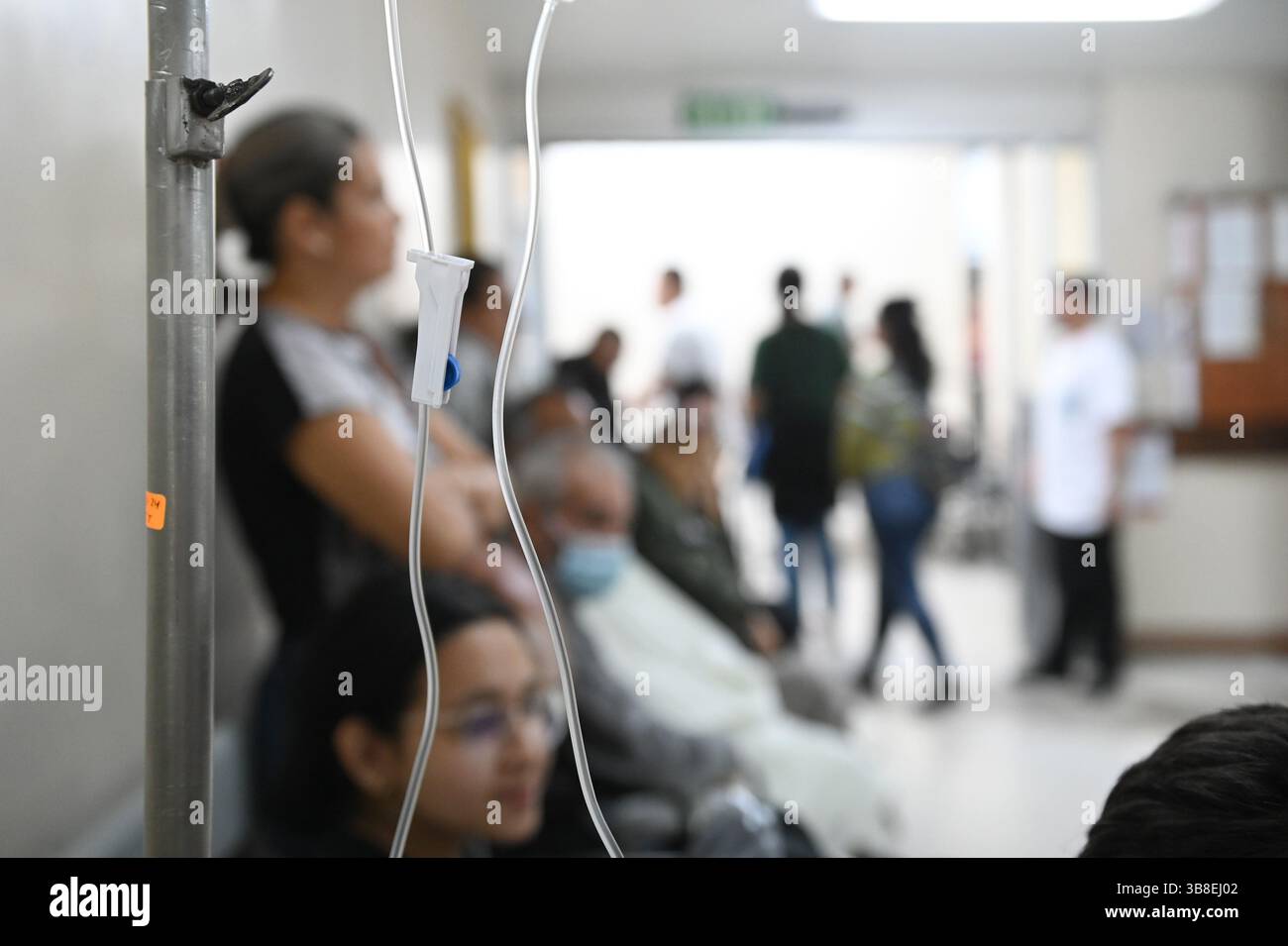 Februar 2024: 07 de febrero del 2024. Krankenhaus San Juan de Dios, San JosÃÂ. 11:30 Uhr El servicio de emergencias del Hospital San Juan de Dios se encuentra saturado de pacientes. fenÃÂ³meno que tambiÃÂ MÃÂ afecta los otros hospitales pÃÂºblicos de la Gran ÃÂ rea Metropolitana como el CalderÃÂ³n Guardia y el. EN la foto: Los pasillos y salones aledaÃÂ±os präsentan una notable afluencia de pacientes y esto obliga a un despliegue de recurso humano que muchas veces no fulface la demanda. Foto: Albert MarÃÂ­n para la NaciÃÂ³n. (Bild: © Albert MarÃÂ­N/La Nacion Stockfoto