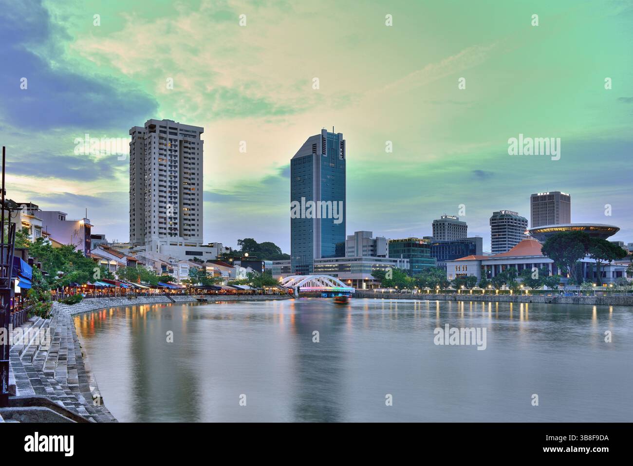 Das Parlamentsgebäude und das Gebäude des Obersten Gerichtshofs vom Boat Quay in Singapur aus gesehen. Stockfoto