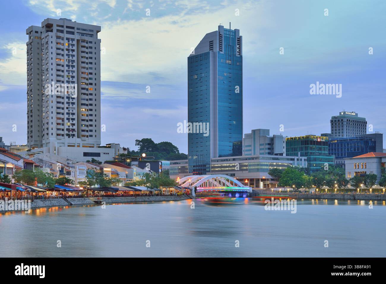 Boat Quay und Elgin Bridge in Singapur Stockfoto