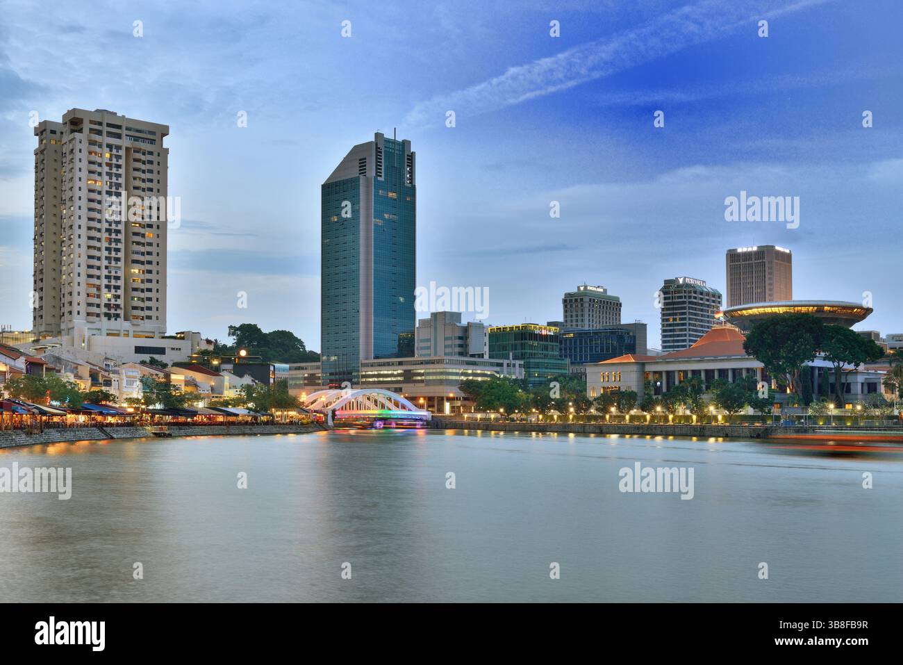 Das Parlamentsgebäude und das Gebäude des Obersten Gerichtshofs vom Boat Quay in Singapur aus gesehen. Stockfoto