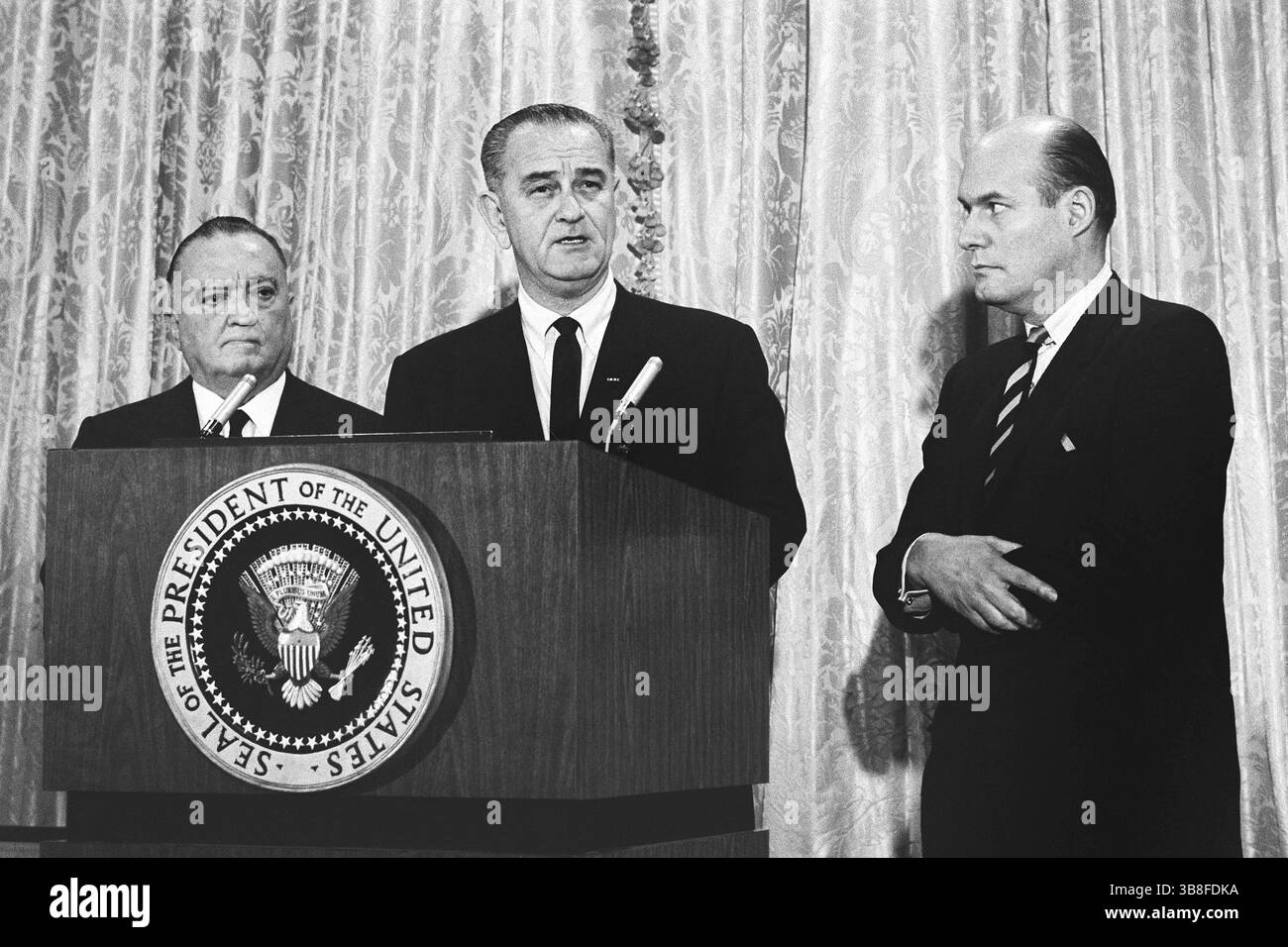 26. März 1965, Washington, District of Columbia, USA: US-Präsident Lyndon B. Johnson mit FBI-Direktor J. Edgar Hoover (links) und US-Staatsanwalt Nicholas Katzenbach (rechts), als er die Festnahme von Ku Klux Klan-Mitgliedern bekannt gab, die verdächtigt werden, Bürgerrechtler in Alabama, Washington, D.C., USA, ermordet zu haben. März 1965 (Foto: © JT Vintage via ZUMA Press Wire) Stockfoto
