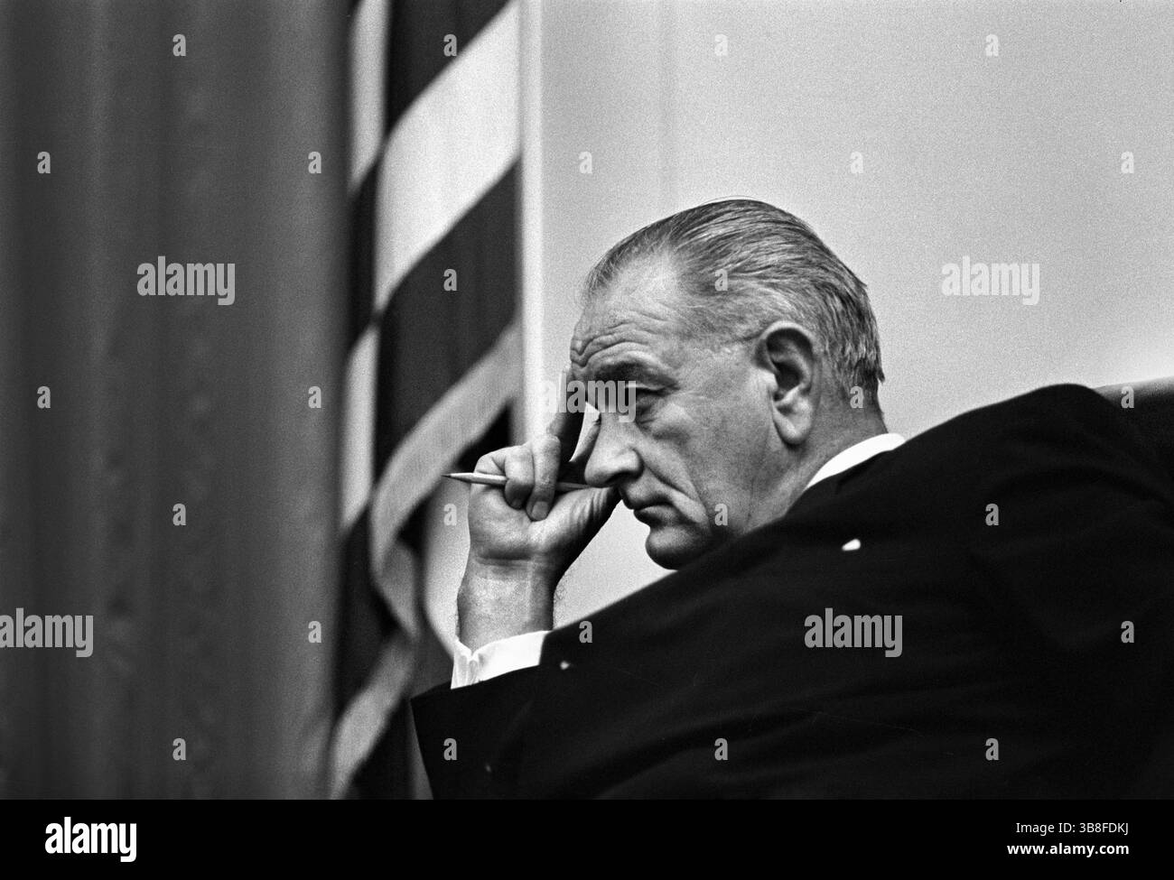 21. Juli 1965, Washington, District of Columbia, USA: US-Präsident Lyndon Johnson hört während der Kabinettssitzung zu, Kabinettsraum, Weißes Haus, Washington, D.C. USA, Yoichi Okamoto, 21. Juli 1965 (Foto: © JT Vintage Via ZUMA Press Wire) Stockfoto