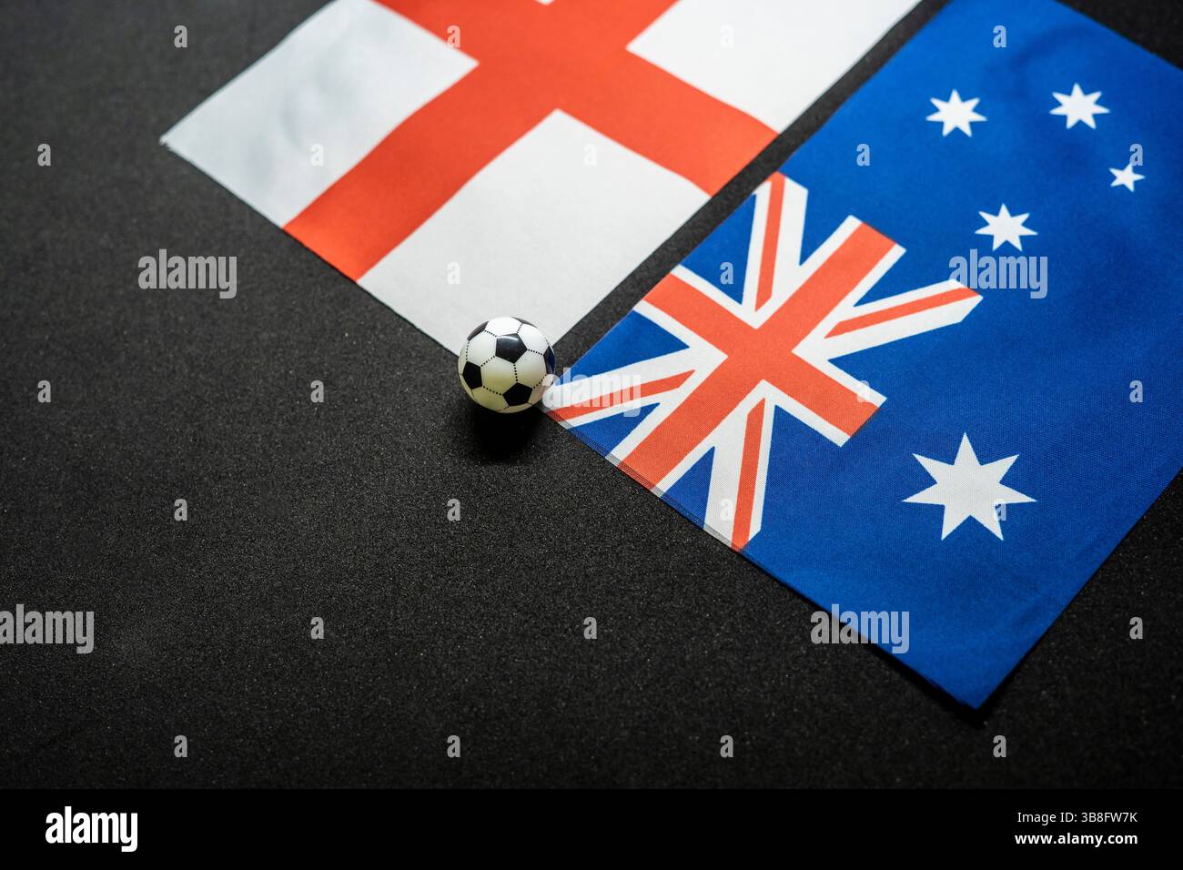 England gegen Australien, Fußballspiel mit Nationalflaggen Stockfoto