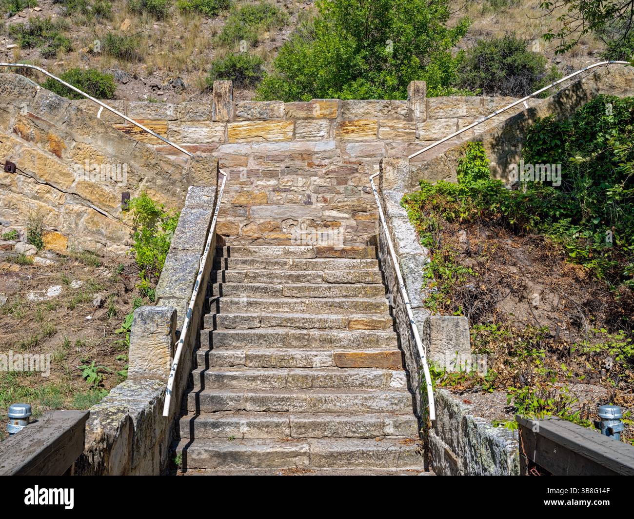 Eine Reihe von Betonstufen unterhalb einer Steinmauer am Ryan Dam in der Nähe der Great Falls in Montana, USA Stockfoto