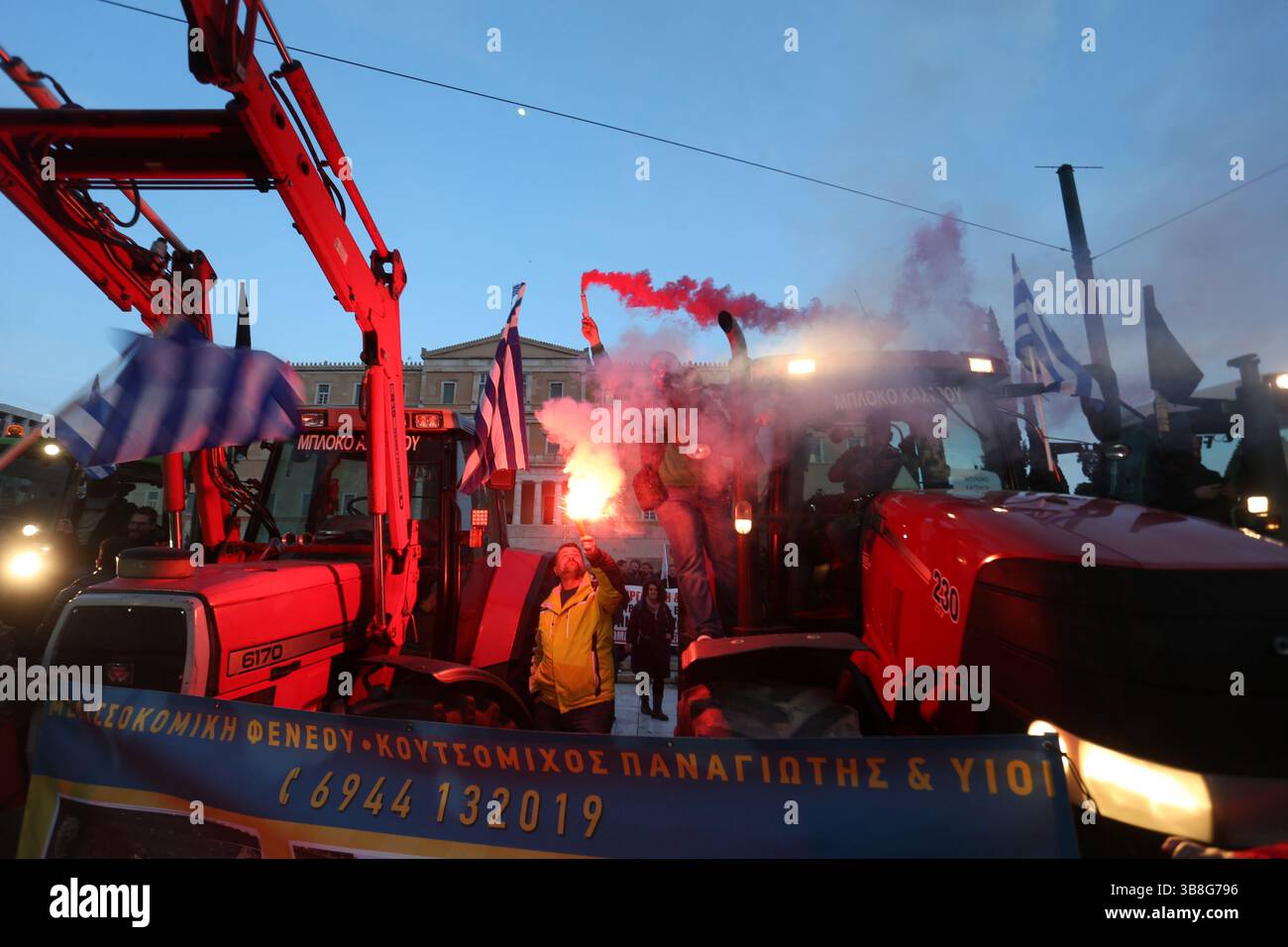 20. Februar 2024, Athen, Griechenland: Griechische Bauern nehmen an Protesten vor dem parlamentsgebäude in Athen Teil. Griechische Landwirte fuhren mit Traktoren nach Athen, um vor dem parlament gegen die Auswirkungen steigender Energiekosten, der Konkurrenz aus dem Ausland und der jüngsten Überschwemmungen zu protestieren. (Foto: © Aristidis Vafeiadakis/ZUMA Press Wire) Stockfoto