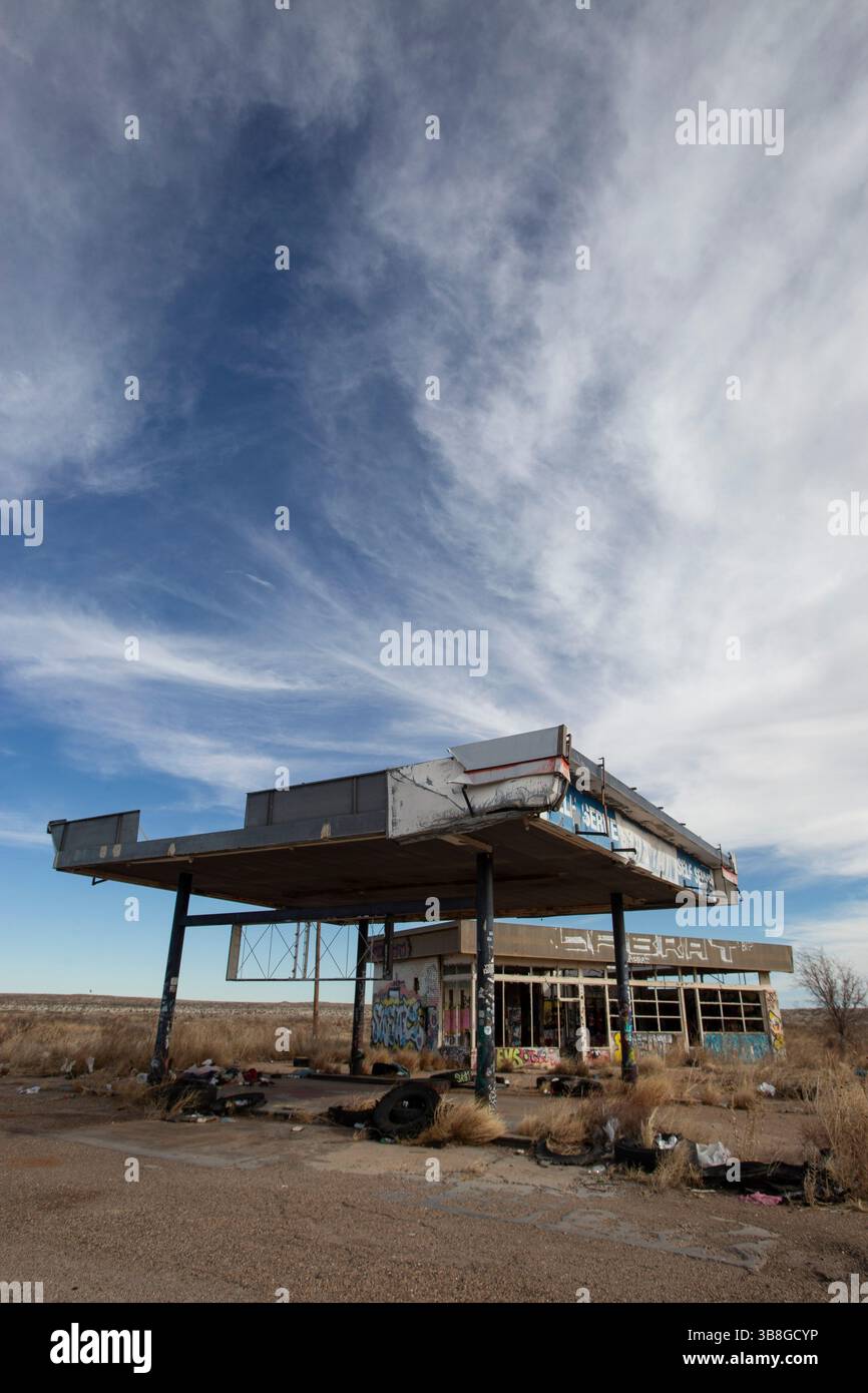 Februar 2024, Glen Rio, Texas, Usa: 9. Februar 2024. Graffiti bedeckt eine verlassene Chevron-Tankstelle in der Wüste der Interstate 40 in der Nähe von Glen Rio, Texas, nahe der Grenze zu New Mexico. (Kreditbild: © Ralph Lauer/ZUMA Press Wire) Stockfoto
