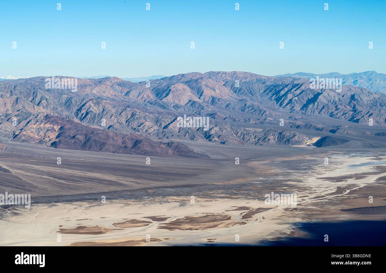 Atemberaubende Ausblicke auf das Death Valley, einschließlich des Badwater Basin und der Panamint Range von Dante's View Stockfoto