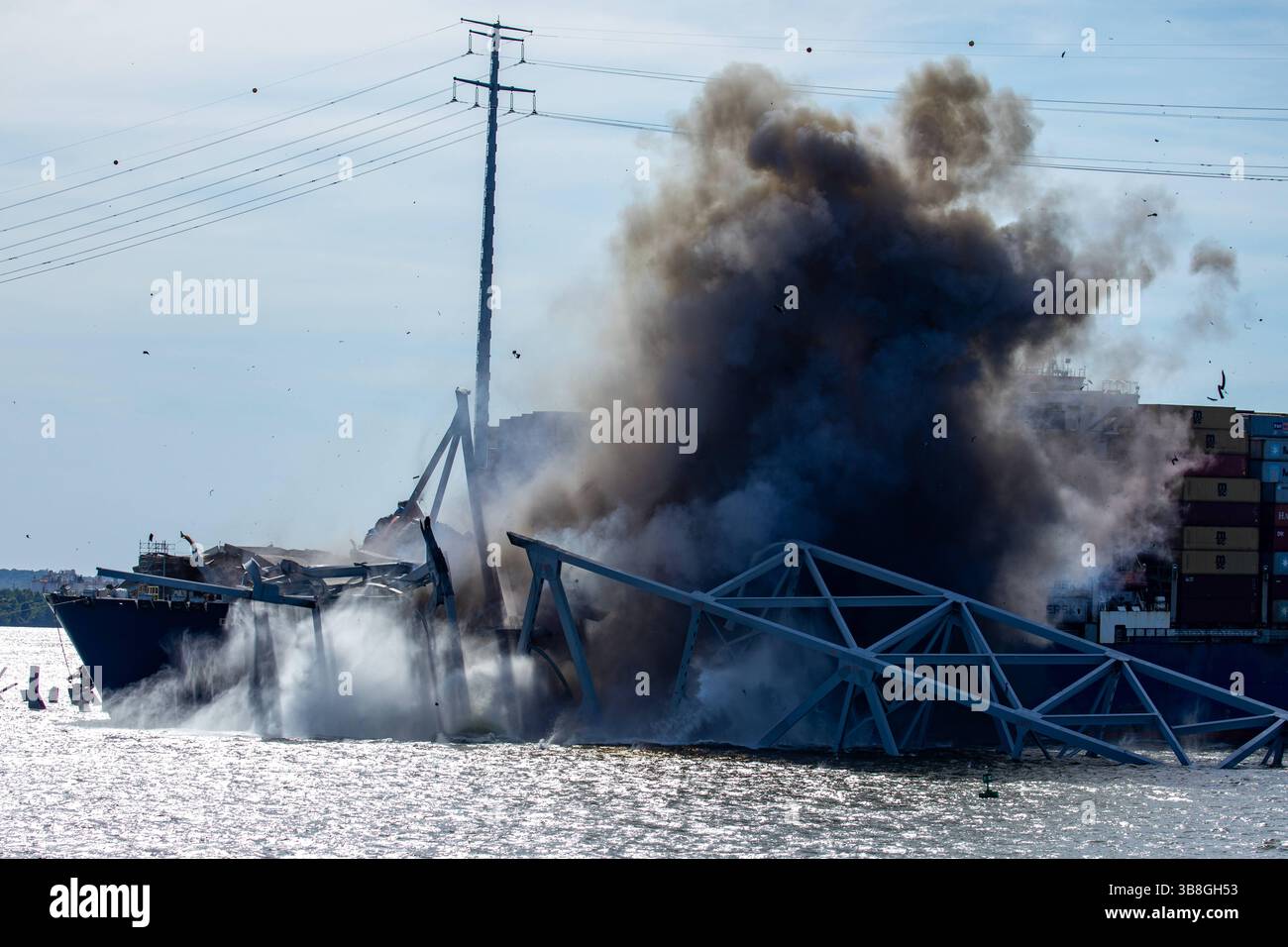 13. Mai 2024, Dundalk, MD, United States of America: Abbruchexperten zündeten aus der Ferne Präzisionssprengladungen an, um Abschnitt 4 der verbleibenden Stahlträger von der eingestürzten Francis Scott Key Bridge am 13. Mai 2024 in der Nähe von Dundalk, Maryland, zu zerschneiden. Die Brücke wurde am 26. März von dem 984-Fuß-Containerschiff MV Dali getroffen und stürzte zusammen, wobei sechs Arbeiter ums Leben kamen. (Bild: © Christopher Rosario/U.S. Army/Planet Pix via ZUMA Press Wire) Stockfoto
