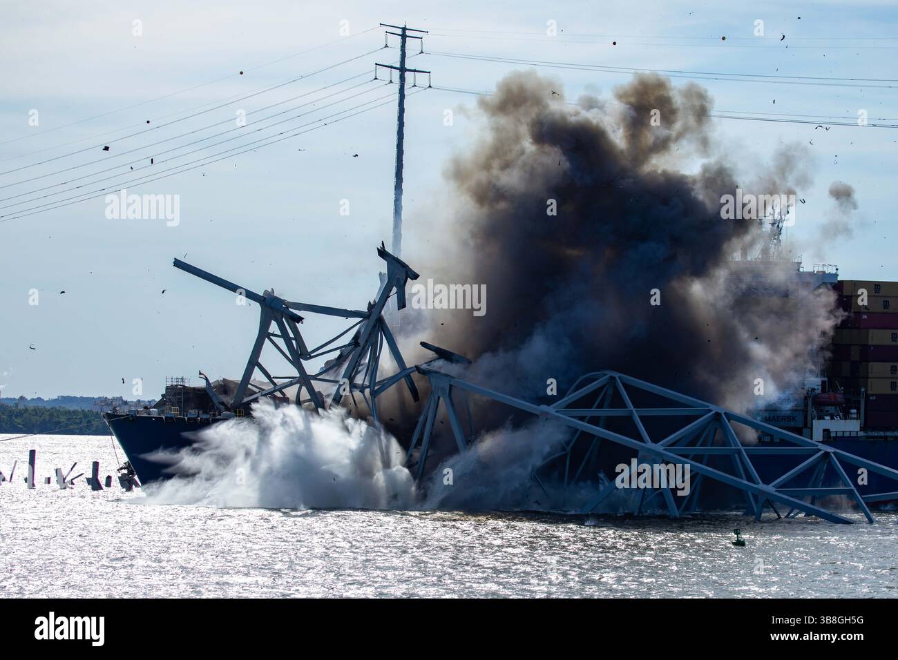 13. Mai 2024, Dundalk, MD, United States of America: Abbruchexperten zündeten aus der Ferne Präzisionssprengladungen an, um Abschnitt 4 der verbleibenden Stahlträger von der eingestürzten Francis Scott Key Bridge am 13. Mai 2024 in der Nähe von Dundalk, Maryland, zu zerschneiden. Die Brücke wurde am 26. März von dem 984-Fuß-Containerschiff MV Dali getroffen und stürzte zusammen, wobei sechs Arbeiter ums Leben kamen. (Bild: © Christopher Rosario/U.S. Army/Planet Pix via ZUMA Press Wire) Stockfoto