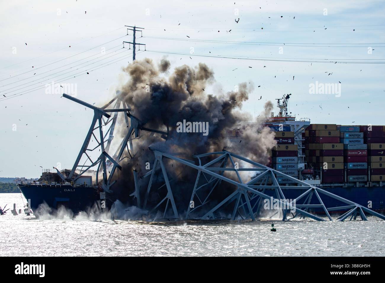13. Mai 2024, Dundalk, MD, United States of America: Abbruchexperten zündeten aus der Ferne Präzisionssprengladungen an, um Abschnitt 4 der verbleibenden Stahlträger von der eingestürzten Francis Scott Key Bridge am 13. Mai 2024 in der Nähe von Dundalk, Maryland, zu zerschneiden. Die Brücke wurde am 26. März von dem 984-Fuß-Containerschiff MV Dali getroffen und stürzte zusammen, wobei sechs Arbeiter ums Leben kamen. (Bild: © Christopher Rosario/U.S. Army/Planet Pix via ZUMA Press Wire) Stockfoto