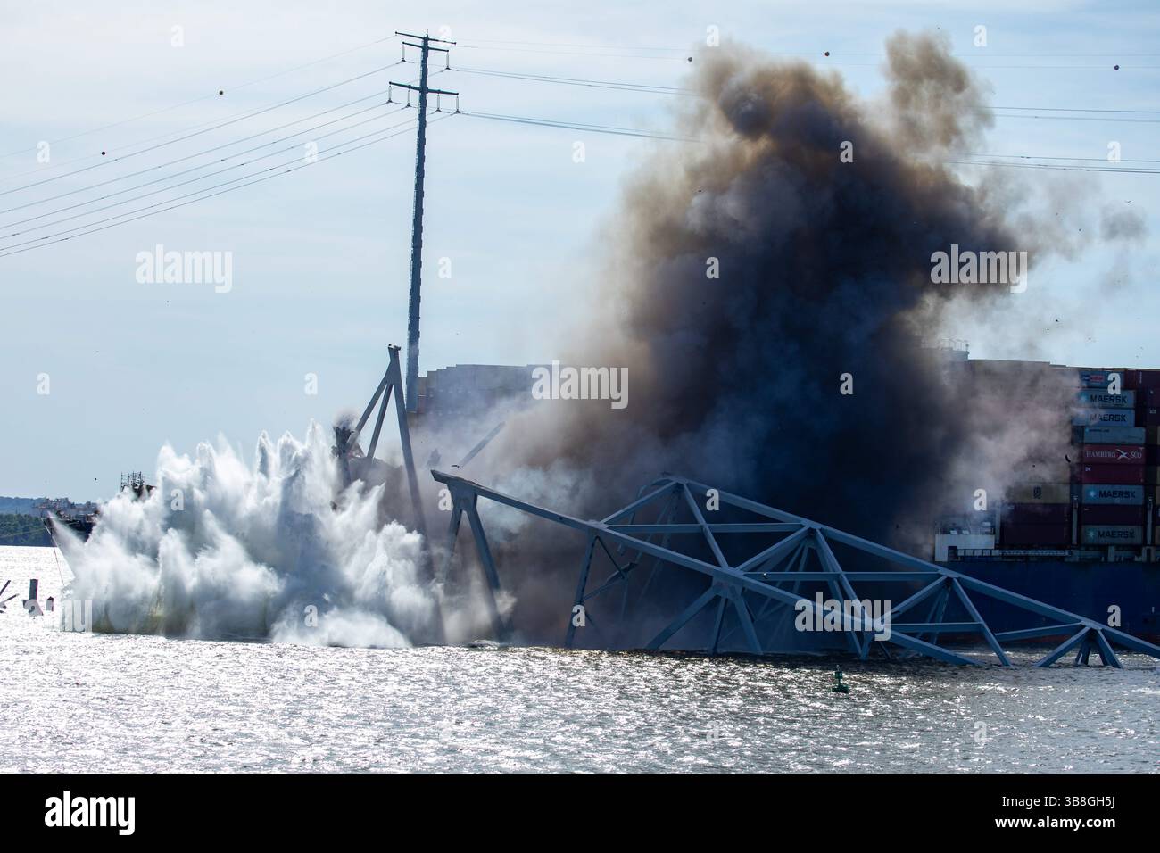 13. Mai 2024, Dundalk, MD, United States of America: Abbruchexperten zündeten aus der Ferne Präzisionssprengladungen an, um Abschnitt 4 der verbleibenden Stahlträger von der eingestürzten Francis Scott Key Bridge am 13. Mai 2024 in der Nähe von Dundalk, Maryland, zu zerschneiden. Die Brücke wurde am 26. März von dem 984-Fuß-Containerschiff MV Dali getroffen und stürzte zusammen, wobei sechs Arbeiter ums Leben kamen. (Bild: © Christopher Rosario/U.S. Army/Planet Pix via ZUMA Press Wire) Stockfoto