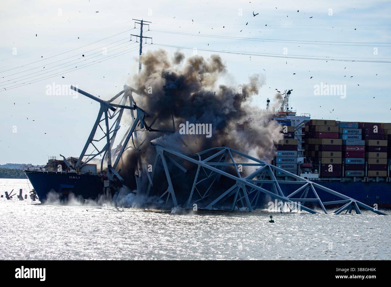 13. Mai 2024, Dundalk, MD, United States of America: Abbruchexperten zündeten aus der Ferne Präzisionssprengladungen an, um Abschnitt 4 der verbleibenden Stahlträger von der eingestürzten Francis Scott Key Bridge am 13. Mai 2024 in der Nähe von Dundalk, Maryland, zu zerschneiden. Die Brücke wurde am 26. März von dem 984-Fuß-Containerschiff MV Dali getroffen und stürzte zusammen, wobei sechs Arbeiter ums Leben kamen. (Bild: © Christopher Rosario/U.S. Army/Planet Pix via ZUMA Press Wire) Stockfoto