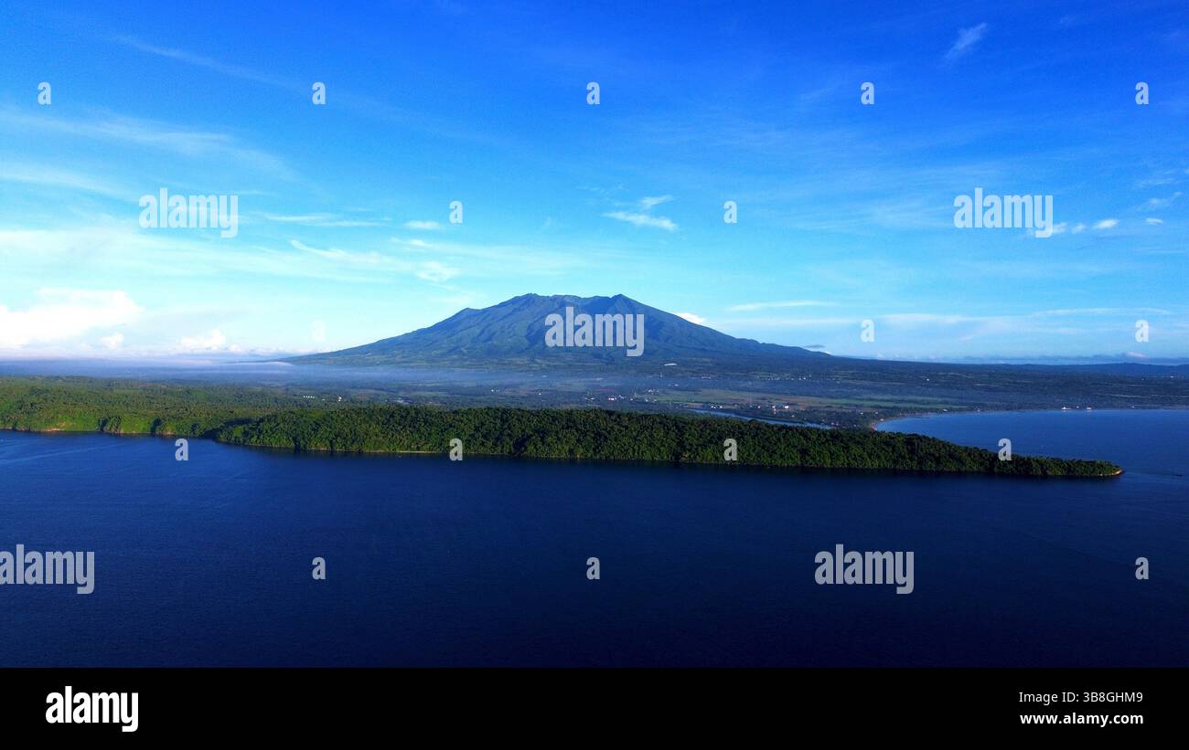 Ruhige Meere, hohe Gipfel und ein Moment, um einfach zu sein. Stockfoto
