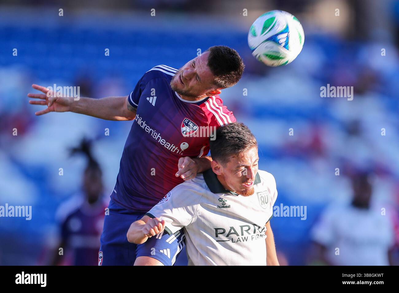 Frisco, Texas, USA. Mai 2025. FC Dallas' RAMIRO (55) führt den Ball gegen SEBASTIAN CRUZ (19) des AV Alta FC in ihrem Spiel im Toyota Stadium am Mittwochabend an. (Kreditbild: © Brian McLean/ZUMA Press Wire) NUR REDAKTIONELLE VERWENDUNG! Nicht für kommerzielle ZWECKE! Quelle: ZUMA Press, Inc./Alamy Live News Stockfoto