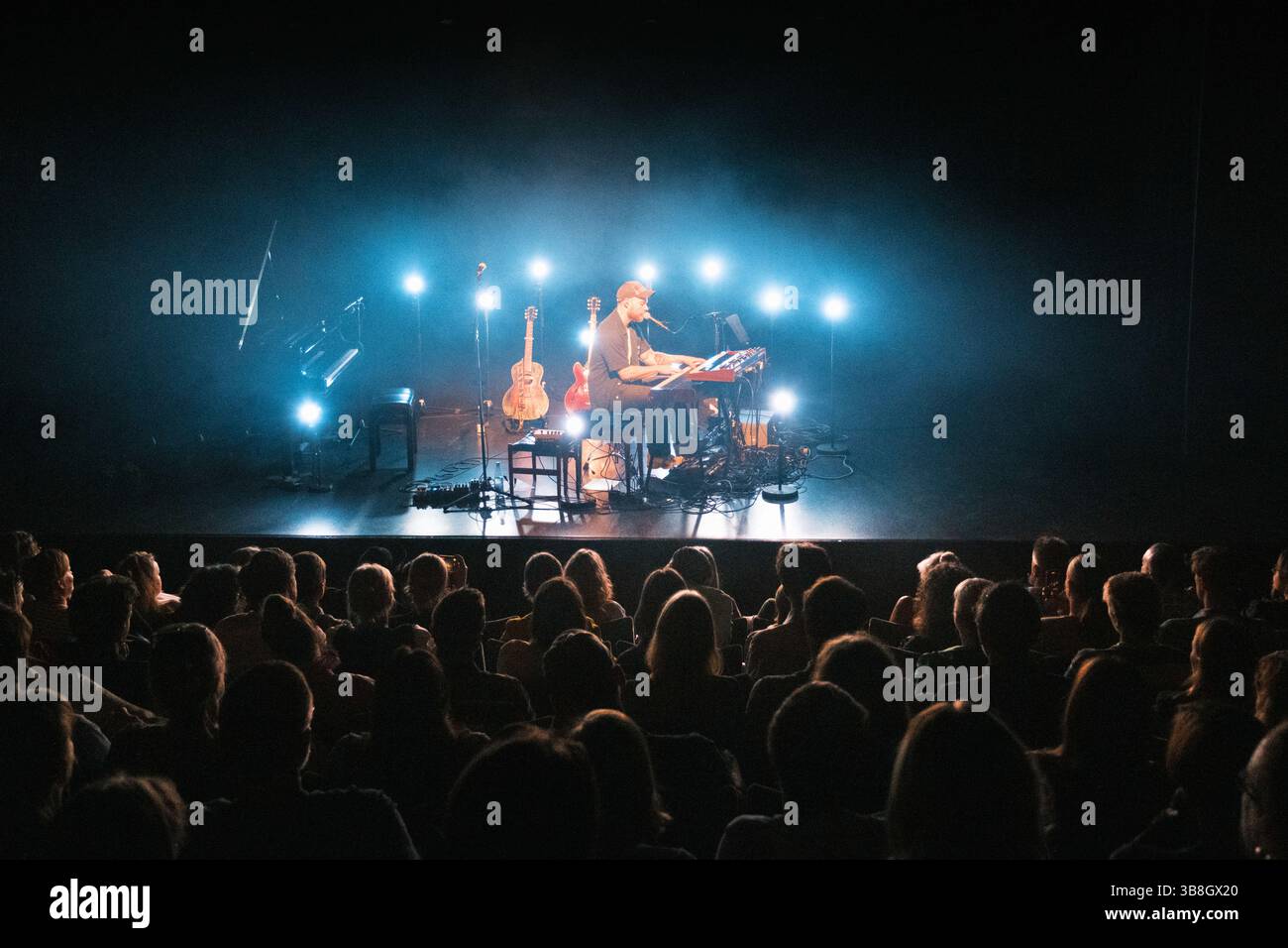 Mai 2024, Kopenhagen, Kopenhagen, Dänemark: Kopenhagen, Dänemark. Mai 2024. Der isländische Sänger, Musiker und Songwriter Asgeir gibt ein Live-Konzert im Bremen Teater in Kopenhagen. (Foto: © Flemming Bo Jense/Gonzales Foto via ZUMA Press) Stockfoto