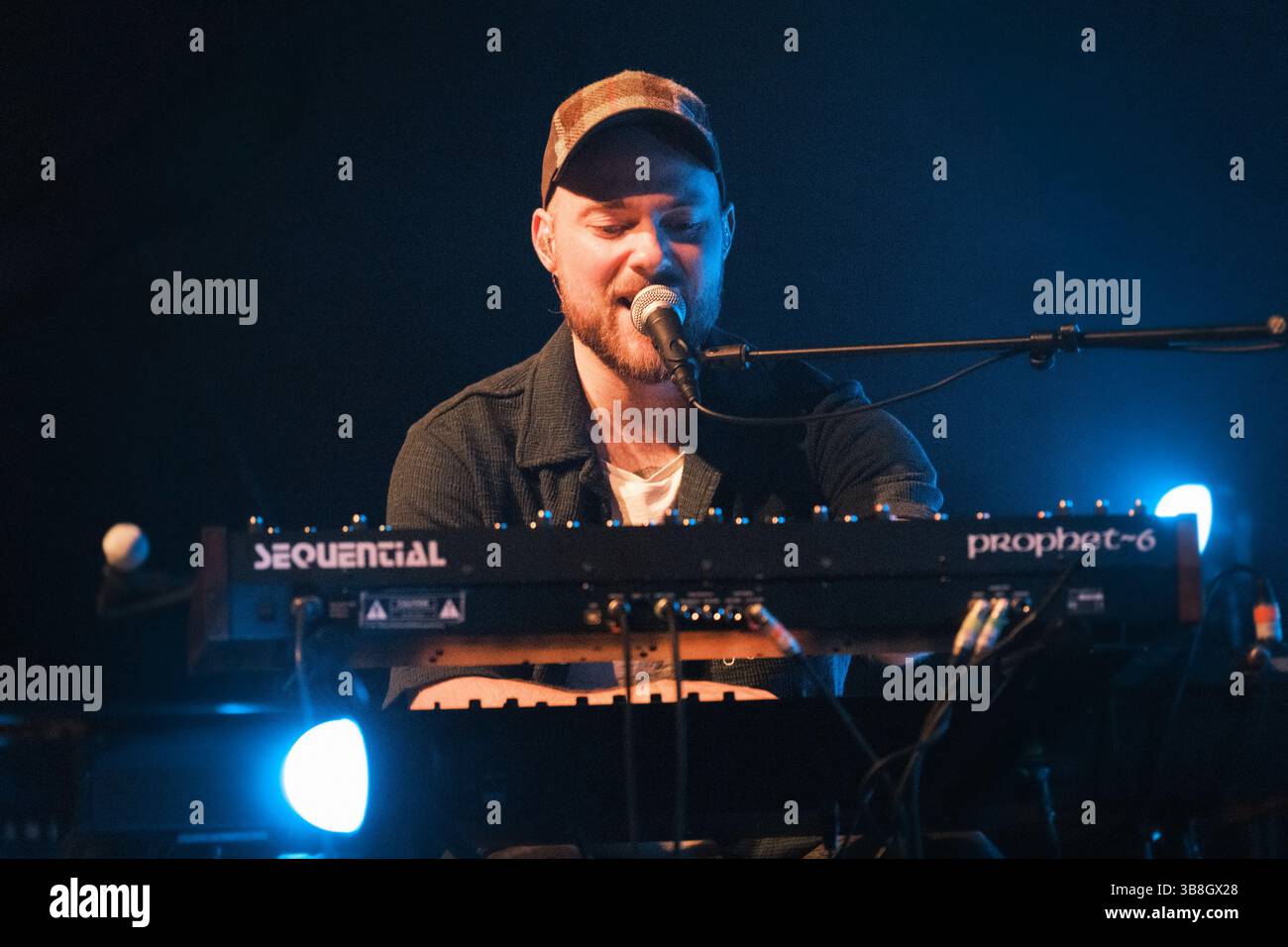 Mai 2024, Kopenhagen, Kopenhagen, Dänemark: Kopenhagen, Dänemark. Mai 2024. Der isländische Sänger, Musiker und Songwriter Asgeir gibt ein Live-Konzert im Bremen Teater in Kopenhagen. (Foto: © Flemming Bo Jense/Gonzales Foto via ZUMA Press) Stockfoto