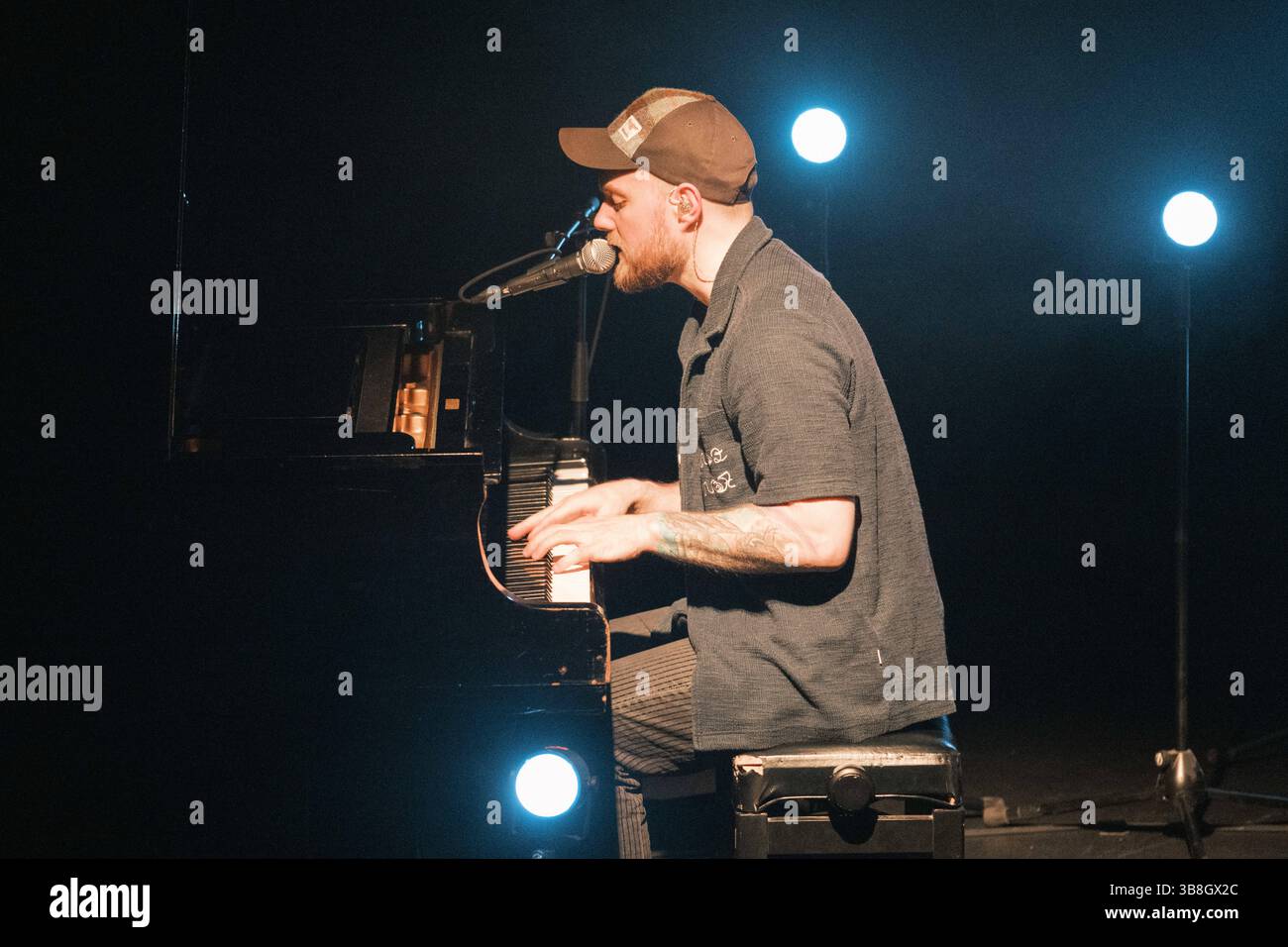 Mai 2024, Kopenhagen, Kopenhagen, Dänemark: Kopenhagen, Dänemark. Mai 2024. Der isländische Sänger, Musiker und Songwriter Asgeir gibt ein Live-Konzert im Bremen Teater in Kopenhagen. (Foto: © Flemming Bo Jense/Gonzales Foto via ZUMA Press) Stockfoto