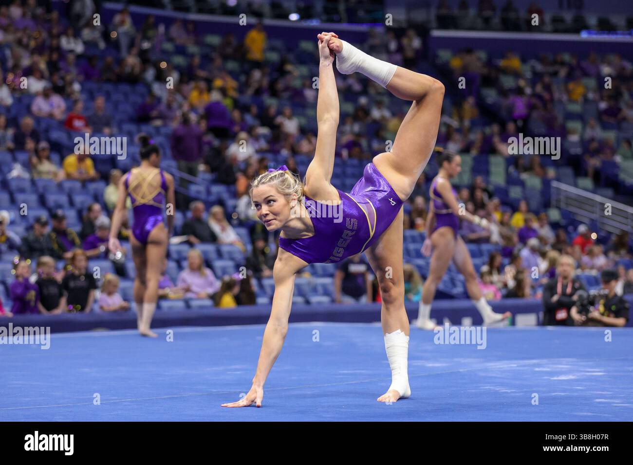 23. März 2024: Olivia Dunne wärmt sich auf dem Boden vor der NCAA Gymnastik-Action bei den SEC Championships im Smoothie King Center in New Orleans, LA. Jonathan Mailhes/CSM (Kreditbild: © Jonathan Mailhes/CSM via ZUMA Press Wire) Stockfoto