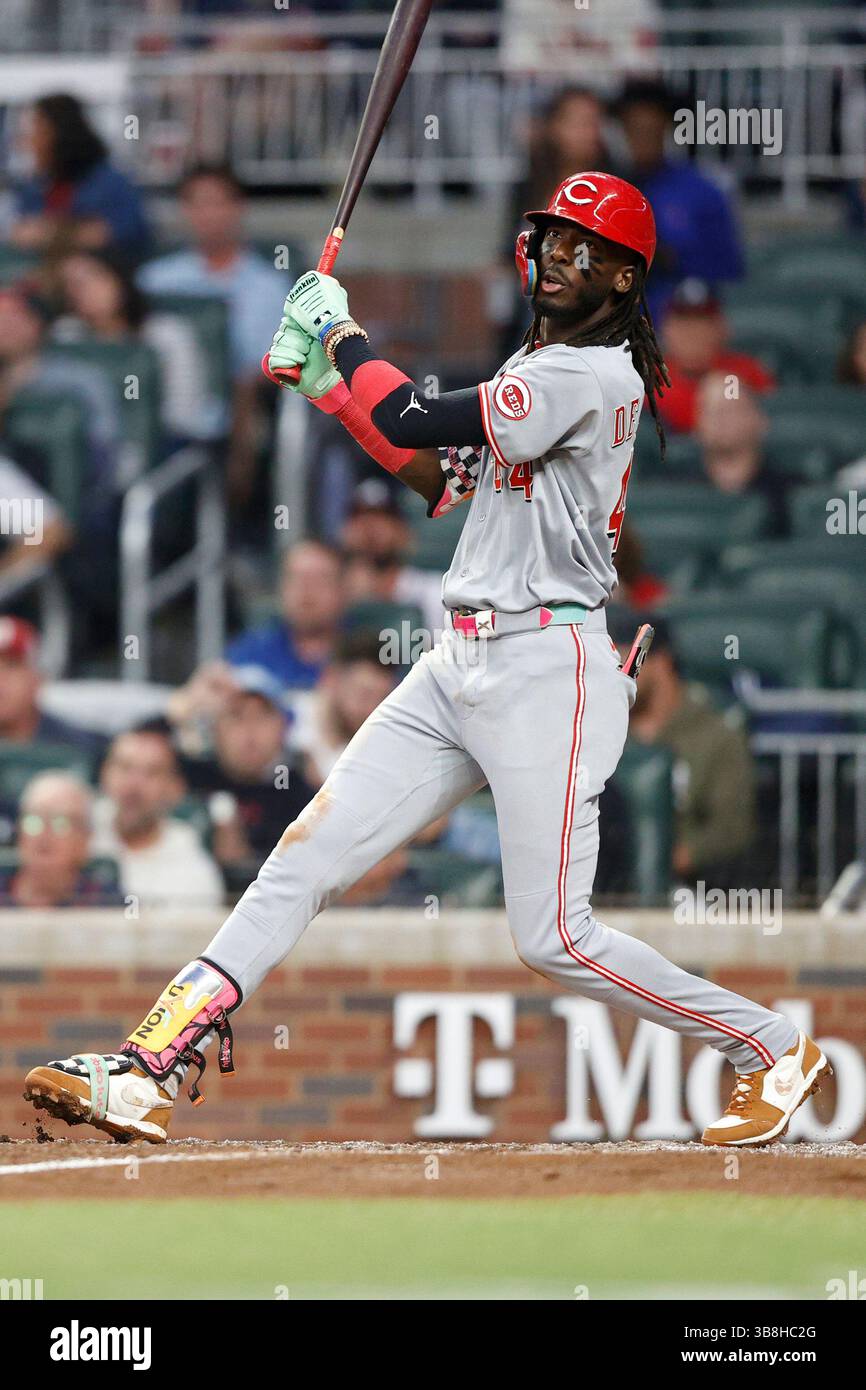 ATLANTA, GA - MAY 07: Cincinnati Reds shortstop Elly De La Cruz #44 tracks the fly ball during the MLB game between the Cincinnatti Reds and the Atlanta Braves on May 07, 2025 at TRUIST Park in Atlanta, GA. (Photo by Jeff Robinson/Icon Sportswire) (Icon Sportswire via AP Images) Stockfoto
