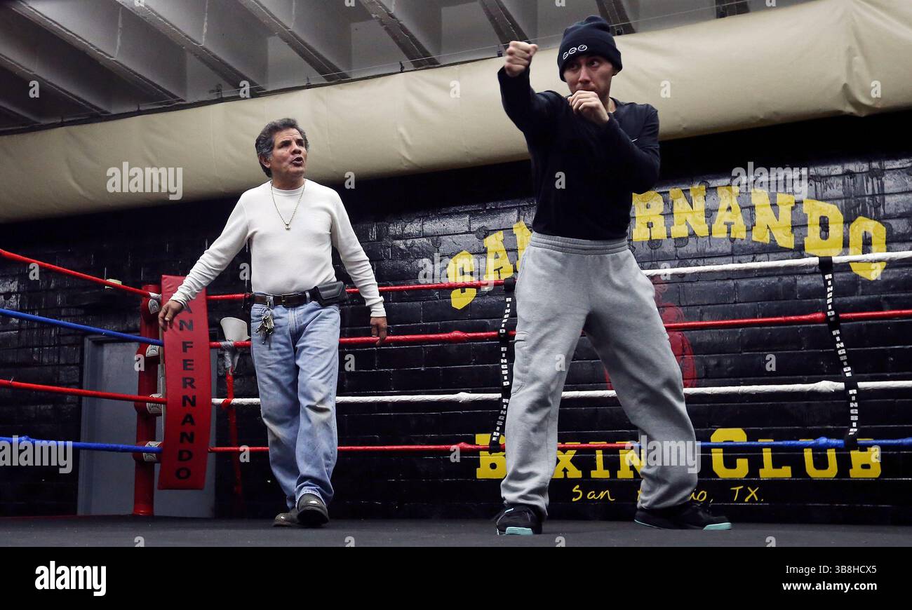 20. Februar 2016, San Antonio, Texas, USA: Porträt des ehemaligen Boxers Mike Ayala (links), der mit goldenen Handschuhen des Boxers Jude Romero arbeitet Freitag, 19. Februar 2016 im San Fernando Gym. (Foto: © Edward A. Ornelas/San Antonio Express-News via ZUMA Press Wire) Stockfoto