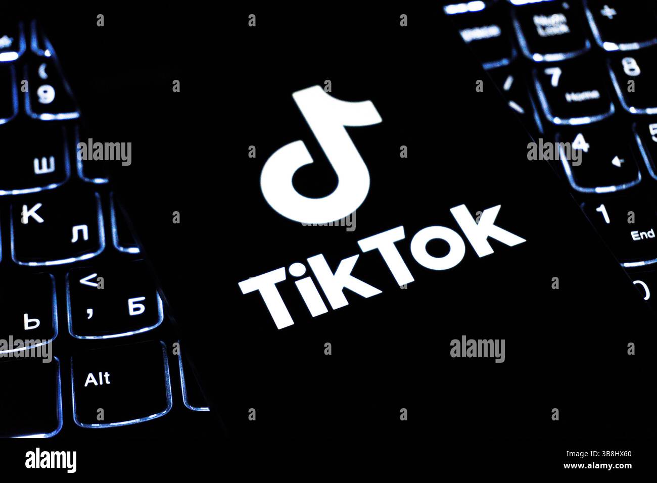 TikTok-Logo auf dem Bildschirm. Stockfoto