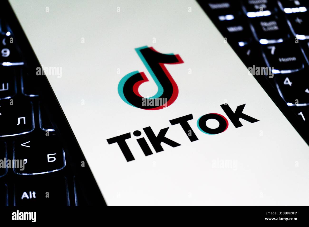TikTok-Logo auf dem Bildschirm. Stockfoto