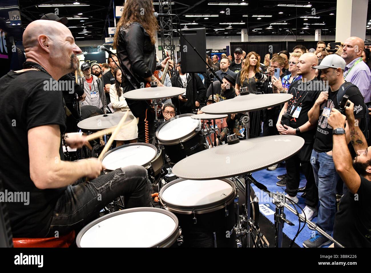 25. Januar 2024, Anaheim, CA, USA: Phil-X tritt am XVive-Stand auf - die NAMM Show ist, wo alles beginnt. Wo die Ausrüstung entdeckt wird, Freunde zusammenkommen und neue Ideen global werden. Treffen Sie den Moment, sehen Sie die Zukunft und finden Sie Ihren Sound. Wie ein Kind in einem Süßwarenladen, finden Getriebeschäfte immer ihre passende. thereâ ist ein Grund, warum die vier Tage lang â itâ showâ unmöglich ist, Tausende von Marken an einem Tag zu sehen! Und itâ es geht nicht nur darum, die Ingenieure, CEOs und Künstler der A-Liste zu treffen. itâ die Werkzeuge für Ihr Basteln, Mitarbeiter treffen und das nächste erfinden Stockfoto