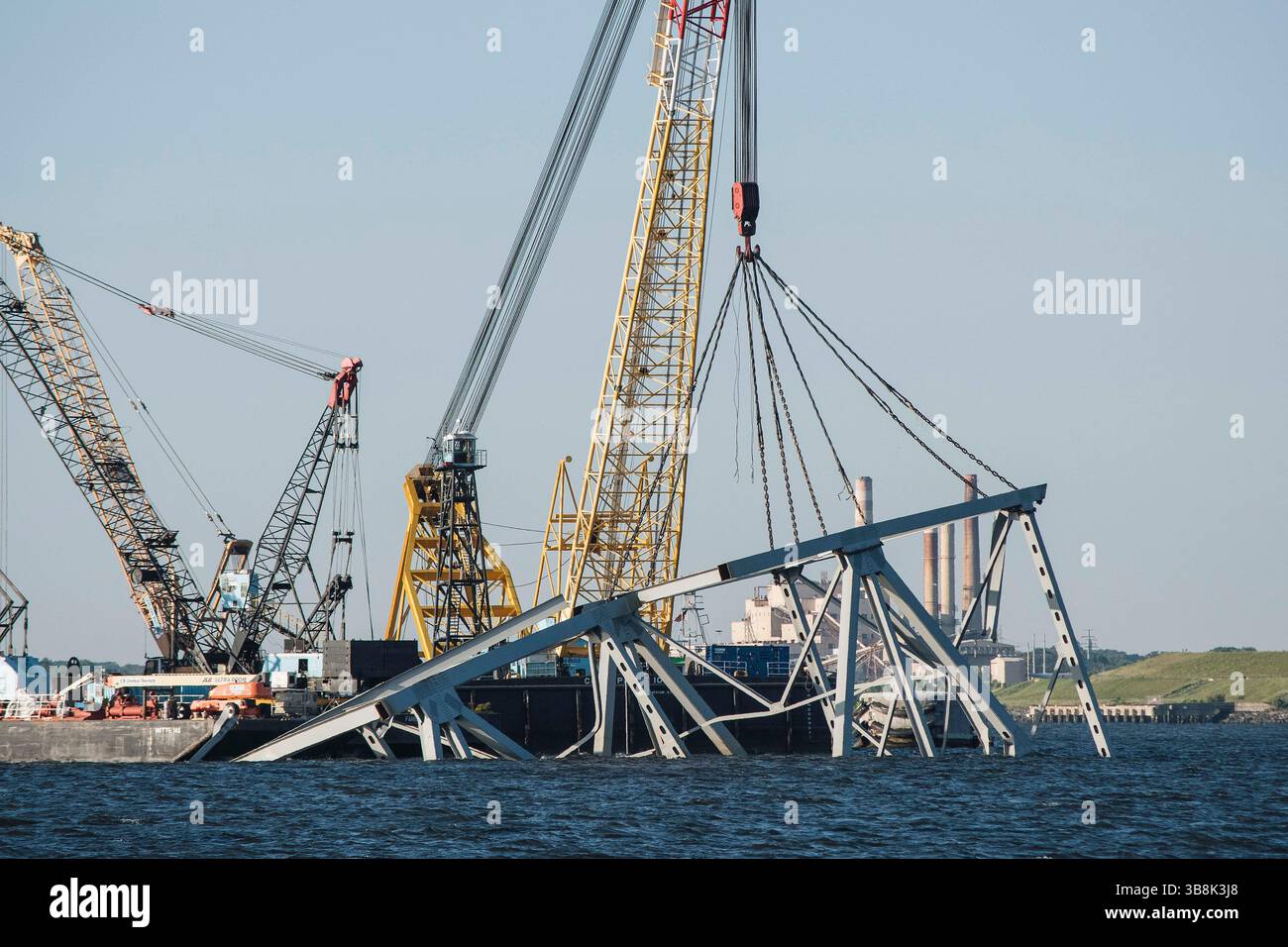 31. Mai 2024, Dundalk, MD, Vereinigte Staaten von Amerika: Bervage Crews verwenden hydraulische Bergungsklauen für schwere Lasten, um die verbliebenen Trümmer der gestürzten Francis Scott Key Bridge über den Patapsco River zu beseitigen, 31. Mai 2024, in der Nähe von Dundalk, Maryland. Der Fort McHenry Federal Channel wurde wieder für Handelsschiffe geöffnet, da die letzten 500 Tonnen schweren Abschnitte des Brückenfachs entfernt wurden. (Bild: © Thomas Deaton/U.S. Army/Planet Pix via ZUMA Press Wire) Stockfoto