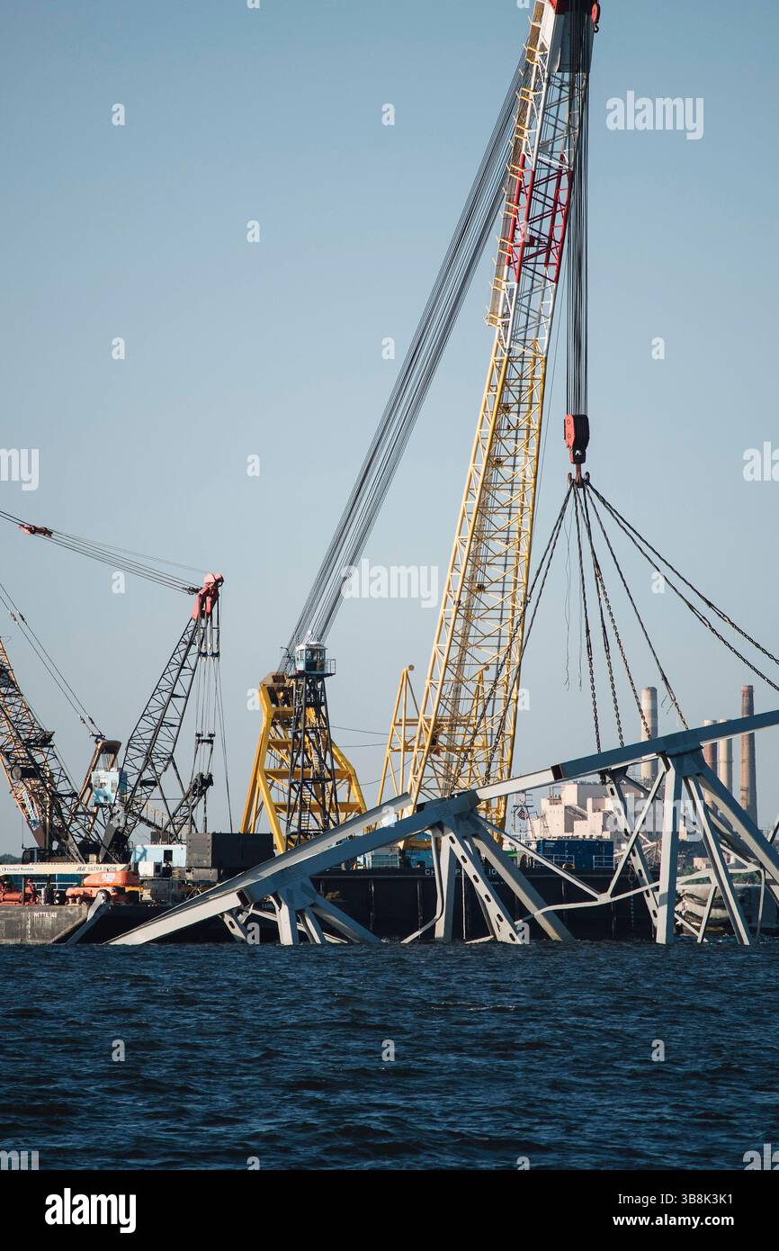 31. Mai 2024, Dundalk, MD, Vereinigte Staaten von Amerika: Bervage Crews verwenden hydraulische Bergungsklauen für schwere Lasten, um die verbliebenen Trümmer der gestürzten Francis Scott Key Bridge über den Patapsco River zu beseitigen, 31. Mai 2024, in der Nähe von Dundalk, Maryland. Der Fort McHenry Federal Channel wurde wieder für Handelsschiffe geöffnet, da die letzten 500 Tonnen schweren Abschnitte des Brückenfachs entfernt wurden. (Bild: © Thomas Deaton/U.S. Army/Planet Pix via ZUMA Press Wire) Stockfoto