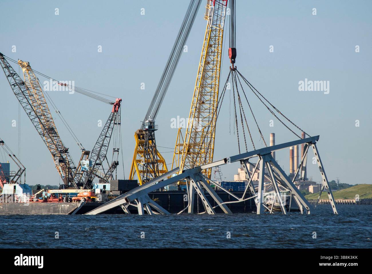 31. Mai 2024, Dundalk, MD, Vereinigte Staaten von Amerika: Bervage Crews verwenden hydraulische Bergungsklauen für schwere Lasten, um die verbliebenen Trümmer der gestürzten Francis Scott Key Bridge über den Patapsco River zu beseitigen, 31. Mai 2024, in der Nähe von Dundalk, Maryland. Der Fort McHenry Federal Channel wurde wieder für Handelsschiffe geöffnet, da die letzten 500 Tonnen schweren Abschnitte des Brückenfachs entfernt wurden. (Bild: © Thomas Deaton/U.S. Army/Planet Pix via ZUMA Press Wire) Stockfoto