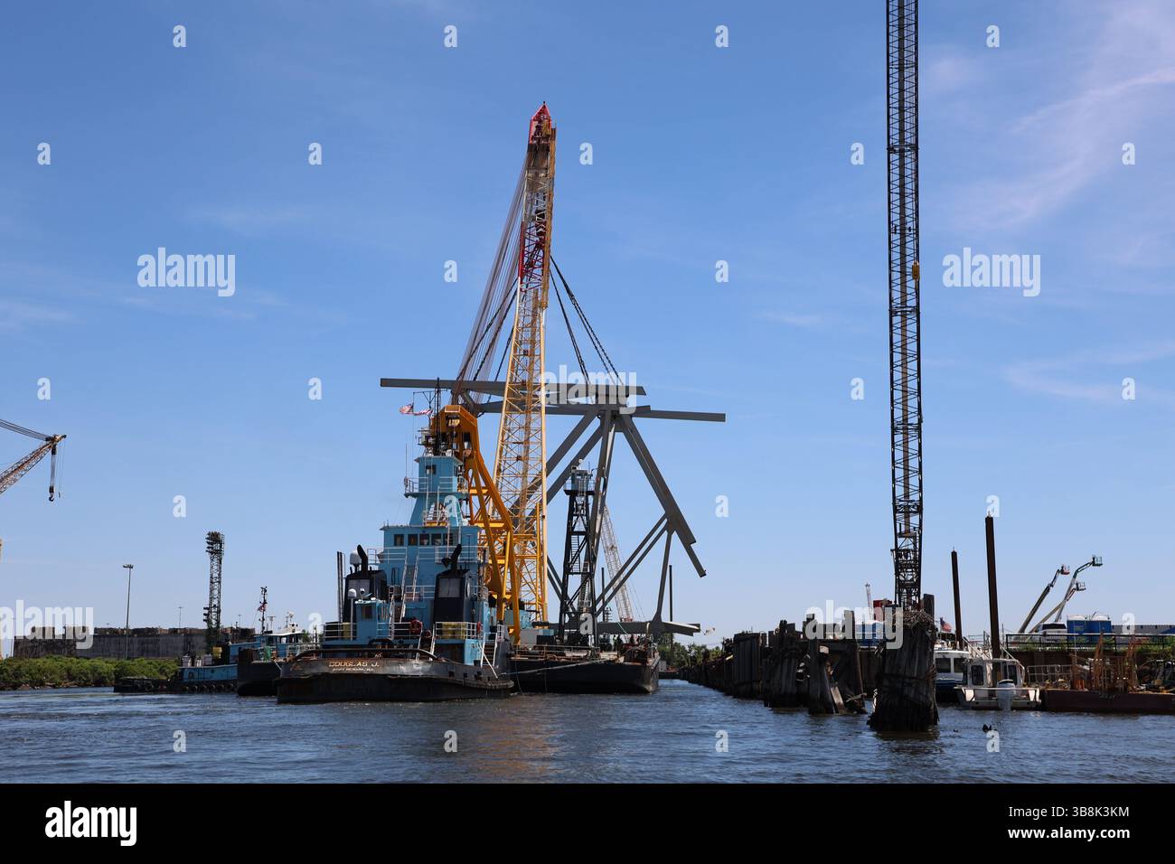 1. Juni 2024, Dundalk, MD, Vereinigte Staaten von Amerika: Der massive Chesapeake 1000 Bergungskahn hebt ein 940.000-Pfund-Segment der eingestürzten Francis Scott Key Bridge, während sie die verbleibenden Trümmer über dem Patapsco River am 1. Juni 2024 in der Nähe von Dundalk, Maryland, räumen. Der Fort McHenry Federal Channel wurde wieder für Handelsschiffe geöffnet, da die letzten 500 Tonnen schweren Abschnitte des Brückenfachs entfernt wurden. (Bild: © Bobby Petty/U.S. Army/Planet Pix via ZUMA Press Wire) Stockfoto