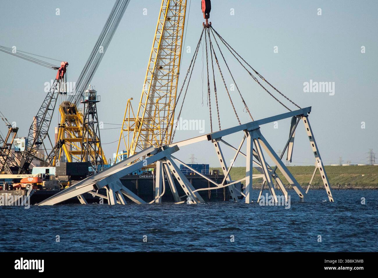 31. Mai 2024, Dundalk, MD, Vereinigte Staaten von Amerika: Bervage Crews verwenden hydraulische Bergungsklauen für schwere Lasten, um die verbliebenen Trümmer der gestürzten Francis Scott Key Bridge über den Patapsco River zu beseitigen, 31. Mai 2024, in der Nähe von Dundalk, Maryland. Der Fort McHenry Federal Channel wurde wieder für Handelsschiffe geöffnet, da die letzten 500 Tonnen schweren Abschnitte des Brückenfachs entfernt wurden. (Bild: © Thomas Deaton/U.S. Army/Planet Pix via ZUMA Press Wire) Stockfoto