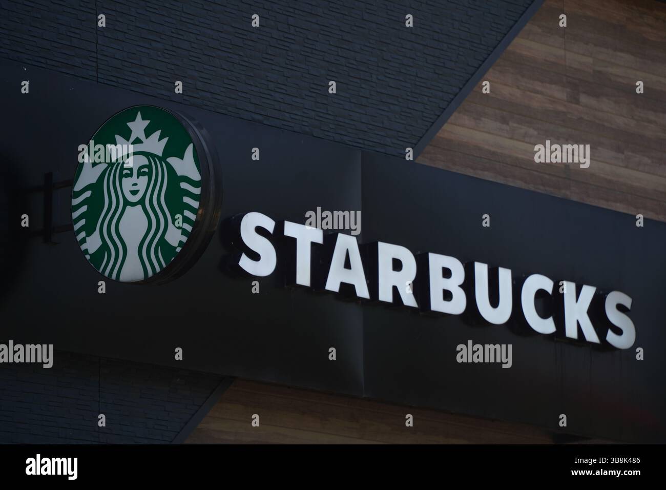 Das Logo der Starbucks-Kette von Restaurants und Cafés. Stockfoto