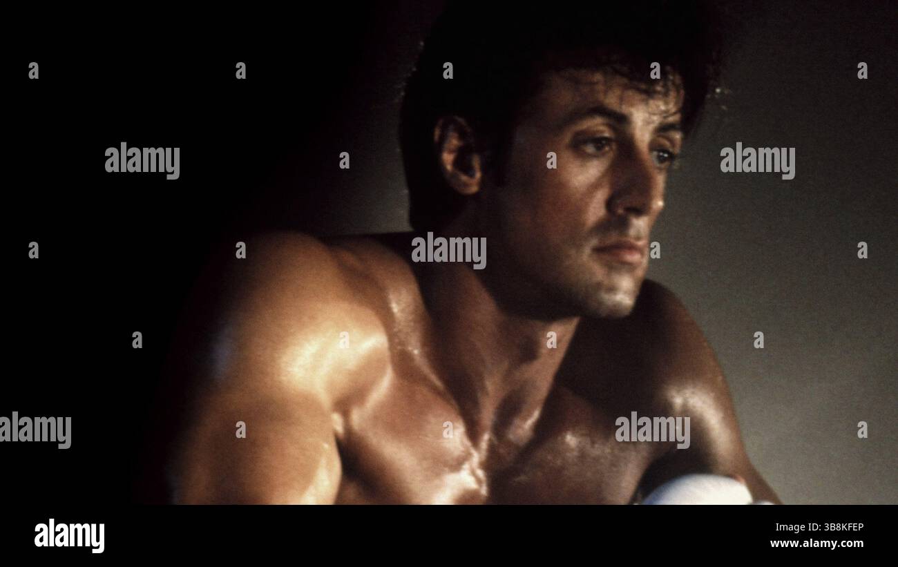 ERSCHEINUNGSDATUM: 3. November 2023. TITEL: SLY STUDIO: MRC FILM. REGIE: Questlove. HANDLUNG: US-amerikanischer Dokumentarfilm über das Leben und das Erbe von Sylvester Stallone, Regie: Thom Zimny. Die Premiere fand 2023 auf dem Toronto International Film Festival statt und wurde am 3. November 2023 auf Netflix veröffentlicht. Zusammenfassung: Der Film erzählt Sylvester Stallones Leben und fast 50-jährige Karriere, von der harten Kindheit in Manhattan über den kämpfenden Schauspieler bis zum Actionfilmer und Star der Hollywood-Franchises wie Rocky und Rambo. Es enthält Aufnahmen von Stallones Streben nach Filmemachen, Szenen aus seinen Filmen, Fotos Stockfoto