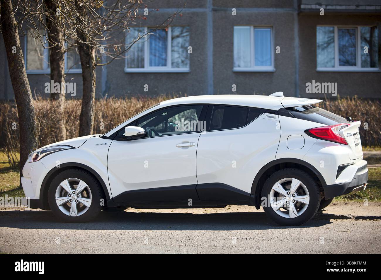 Mir, Weißrussland - 2. April 2025: Toyota C-HR I Subkompakt Crossover SUV parkt in Straßenansicht. C-HR steht für Compact High Rider, Cross H Stockfoto