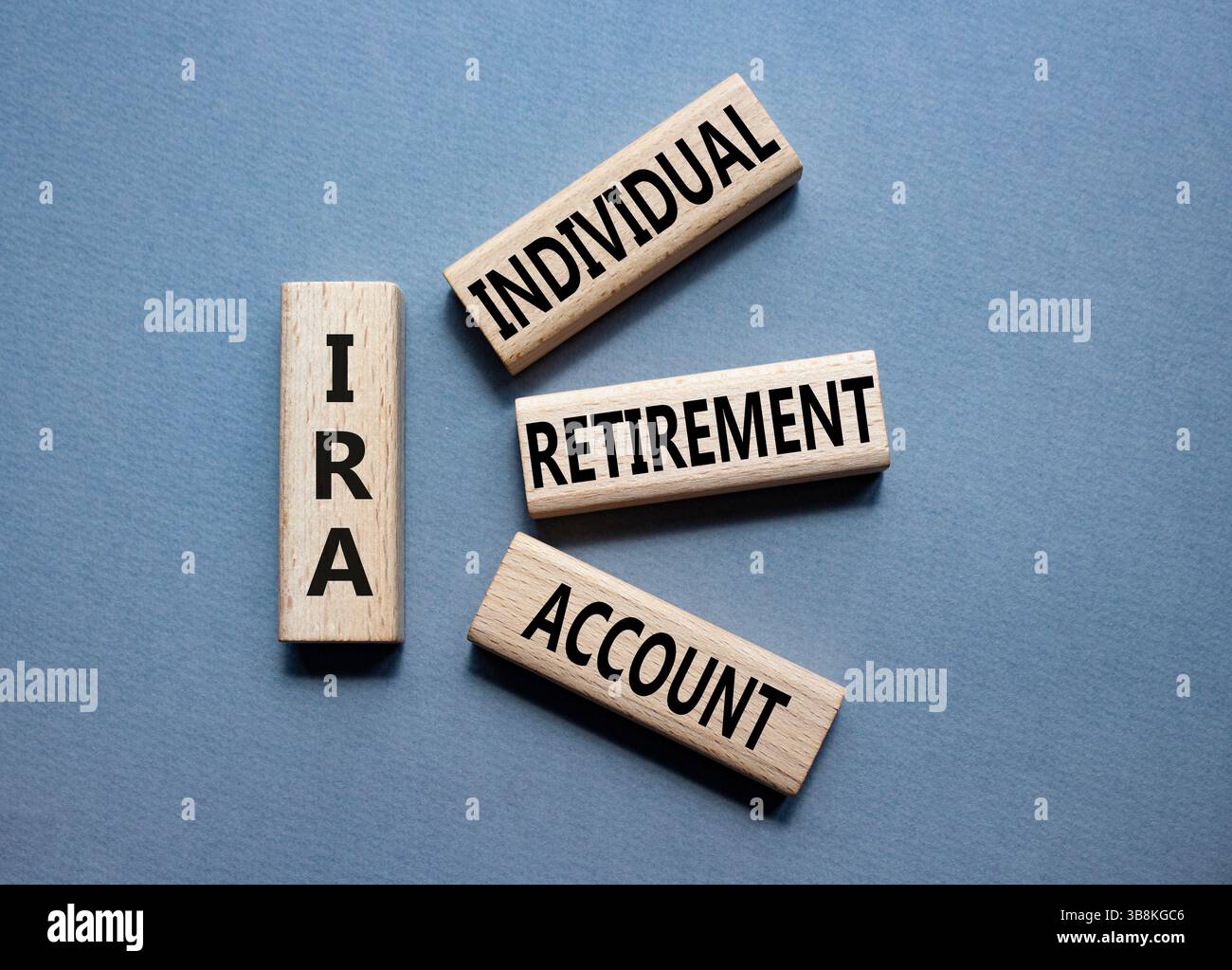 IRA - Symbol für individuelles Abgangskonto. Konzeptwort IRA auf Holzblöcken. Schöner grauer Hintergrund. Business und IRA-Konzept. Kopierbereich. Stockfoto