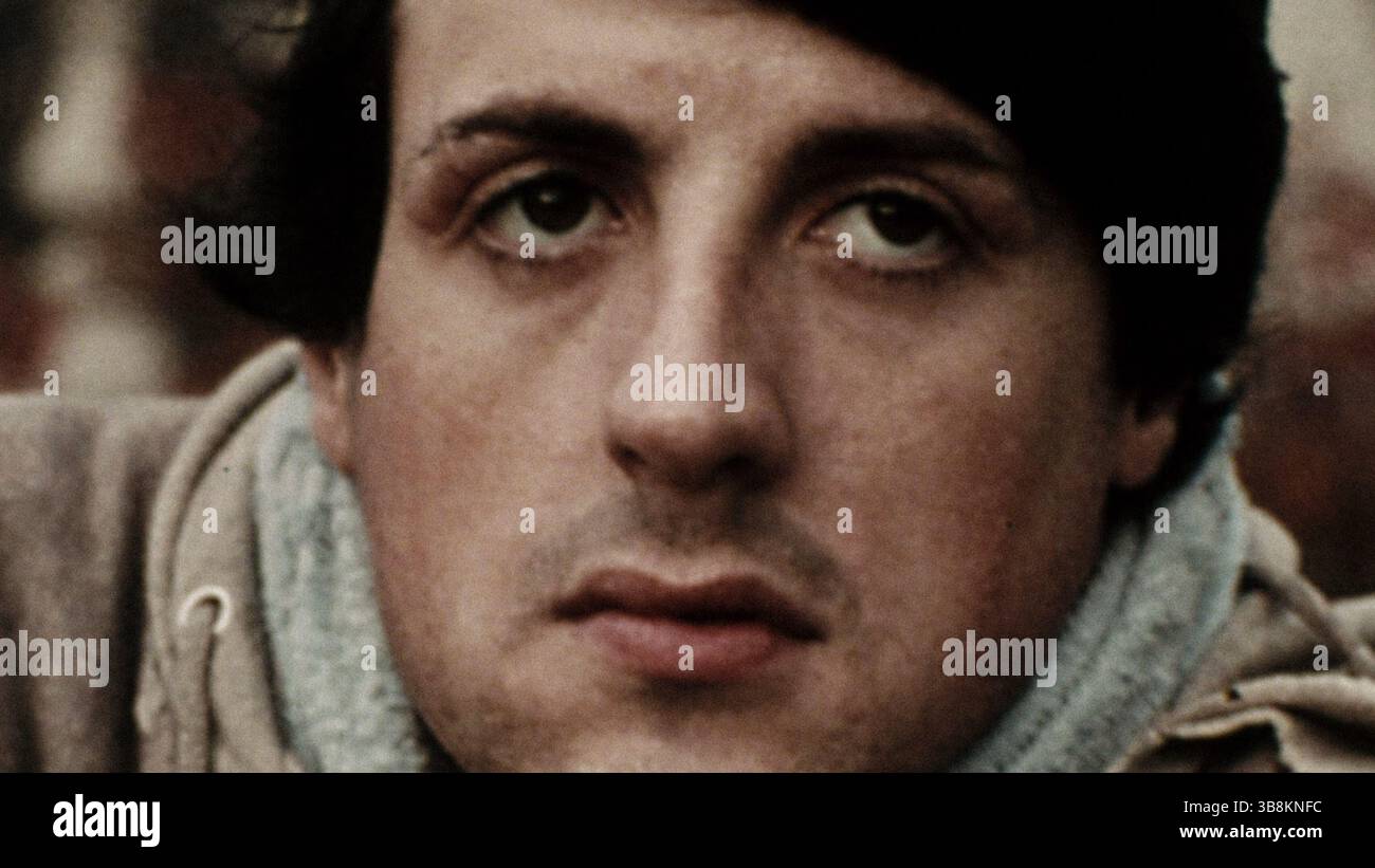 ERSCHEINUNGSDATUM: 3. November 2023. TITEL: SLY STUDIO: MRC FILM. REGIE: Questlove. HANDLUNG: US-amerikanischer Dokumentarfilm über das Leben und das Erbe von Sylvester Stallone, Regie: Thom Zimny. Die Premiere fand 2023 auf dem Toronto International Film Festival statt und wurde am 3. November 2023 auf Netflix veröffentlicht. Zusammenfassung: Der Film erzählt Sylvester Stallones Leben und fast 50-jährige Karriere, von der harten Kindheit in Manhattan über den kämpfenden Schauspieler bis zum Actionfilmer und Star der Hollywood-Franchises wie Rocky und Rambo. Es enthält Aufnahmen von Stallones Streben nach Filmemachen, Szenen aus seinen Filmen, Fotos Stockfoto