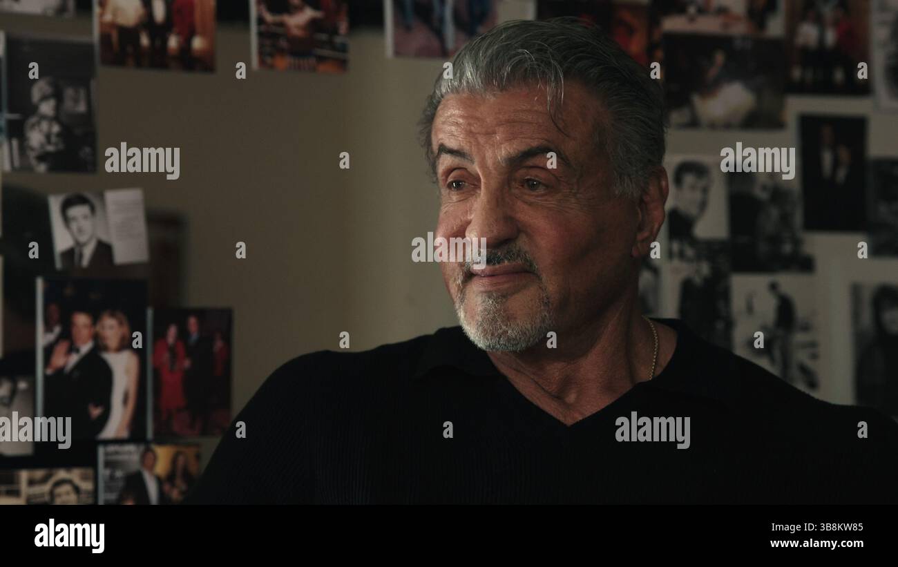ERSCHEINUNGSDATUM: 3. November 2023. TITEL: SLY STUDIO: MRC FILM. REGIE: Questlove. HANDLUNG: US-amerikanischer Dokumentarfilm über das Leben und das Erbe von Sylvester Stallone, Regie: Thom Zimny. Die Premiere fand 2023 auf dem Toronto International Film Festival statt und wurde am 3. November 2023 auf Netflix veröffentlicht. Zusammenfassung: Der Film erzählt Sylvester Stallones Leben und fast 50-jährige Karriere, von der harten Kindheit in Manhattan über den kämpfenden Schauspieler bis zum Actionfilmer und Star der Hollywood-Franchises wie Rocky und Rambo. Es enthält Aufnahmen von Stallones Streben nach Filmemachen, Szenen aus seinen Filmen, Fotos Stockfoto