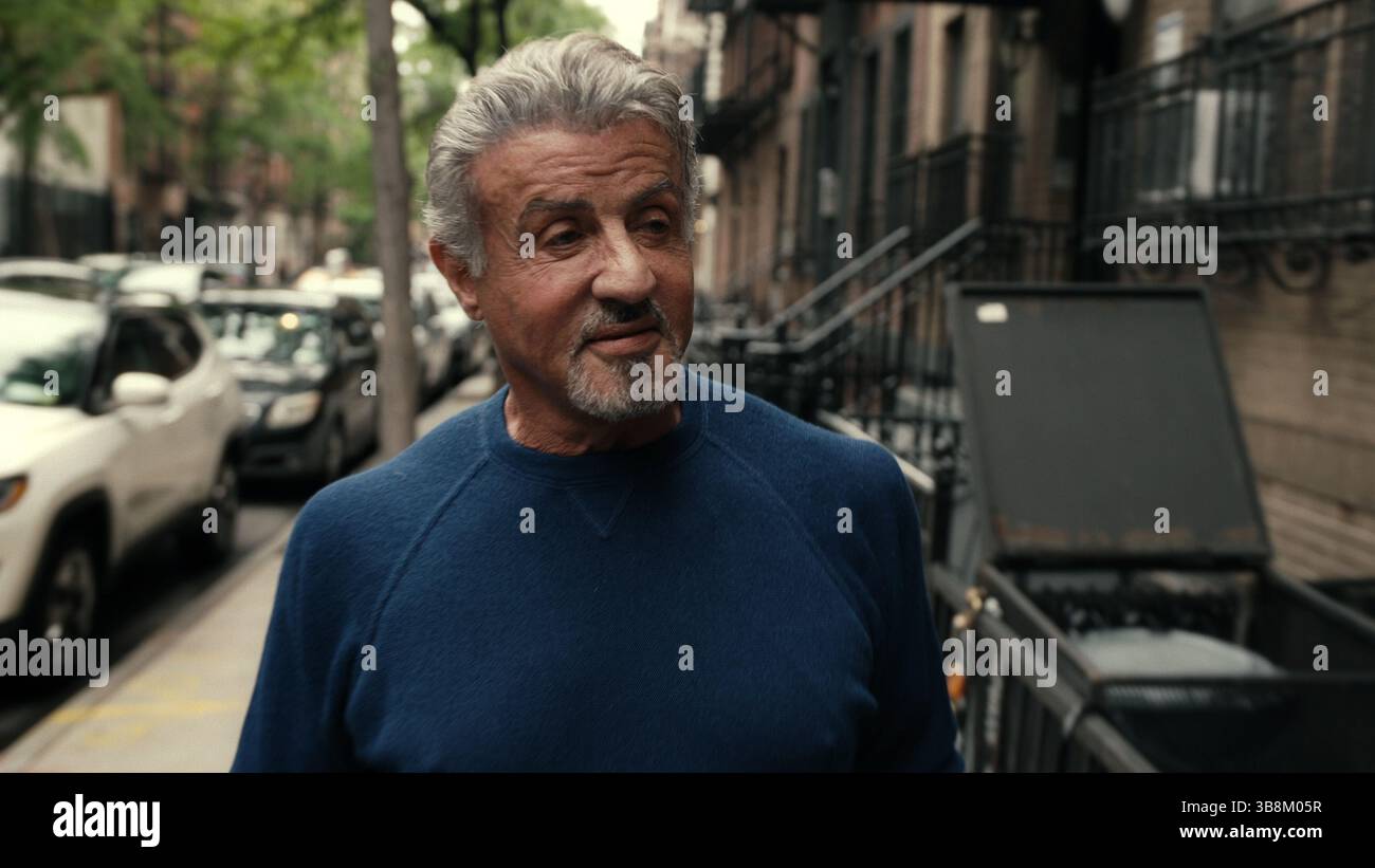 ERSCHEINUNGSDATUM: 3. November 2023. TITEL: SLY STUDIO: MRC FILM. REGIE: Questlove. HANDLUNG: US-amerikanischer Dokumentarfilm über das Leben und das Erbe von Sylvester Stallone, Regie: Thom Zimny. Die Premiere fand 2023 auf dem Toronto International Film Festival statt und wurde am 3. November 2023 auf Netflix veröffentlicht. Zusammenfassung: Der Film erzählt Sylvester Stallones Leben und fast 50-jährige Karriere, von der harten Kindheit in Manhattan über den kämpfenden Schauspieler bis zum Actionfilmer und Star der Hollywood-Franchises wie Rocky und Rambo. Es enthält Aufnahmen von Stallones Streben nach Filmemachen, Szenen aus seinen Filmen, Fotos Stockfoto