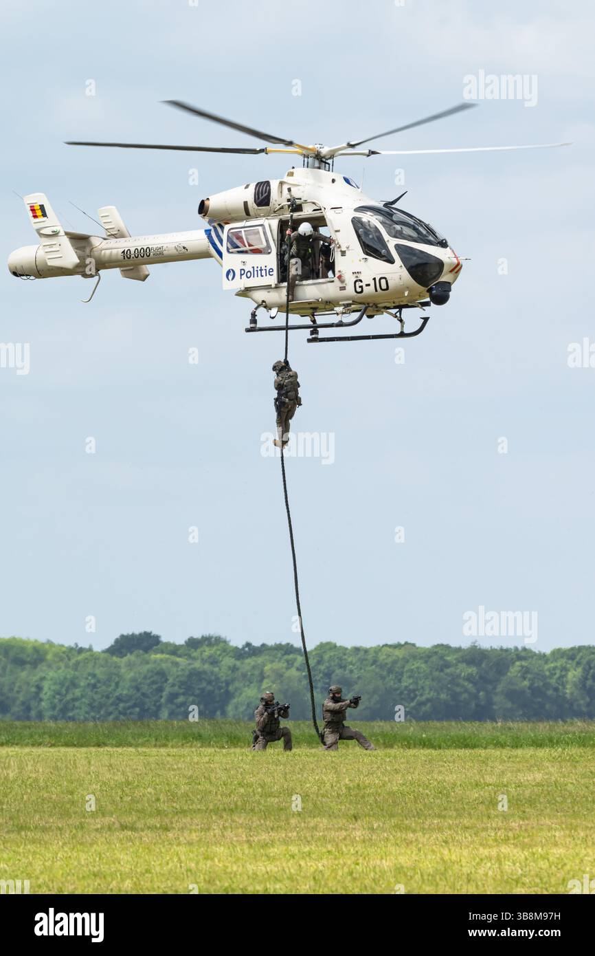 Ein MD Helicopters MD Explorer 902 Hubschrauber der belgischen Bundespolizei Ausbildung bei den Bundespolizeispezialeinheiten (DSU). Stockfoto
