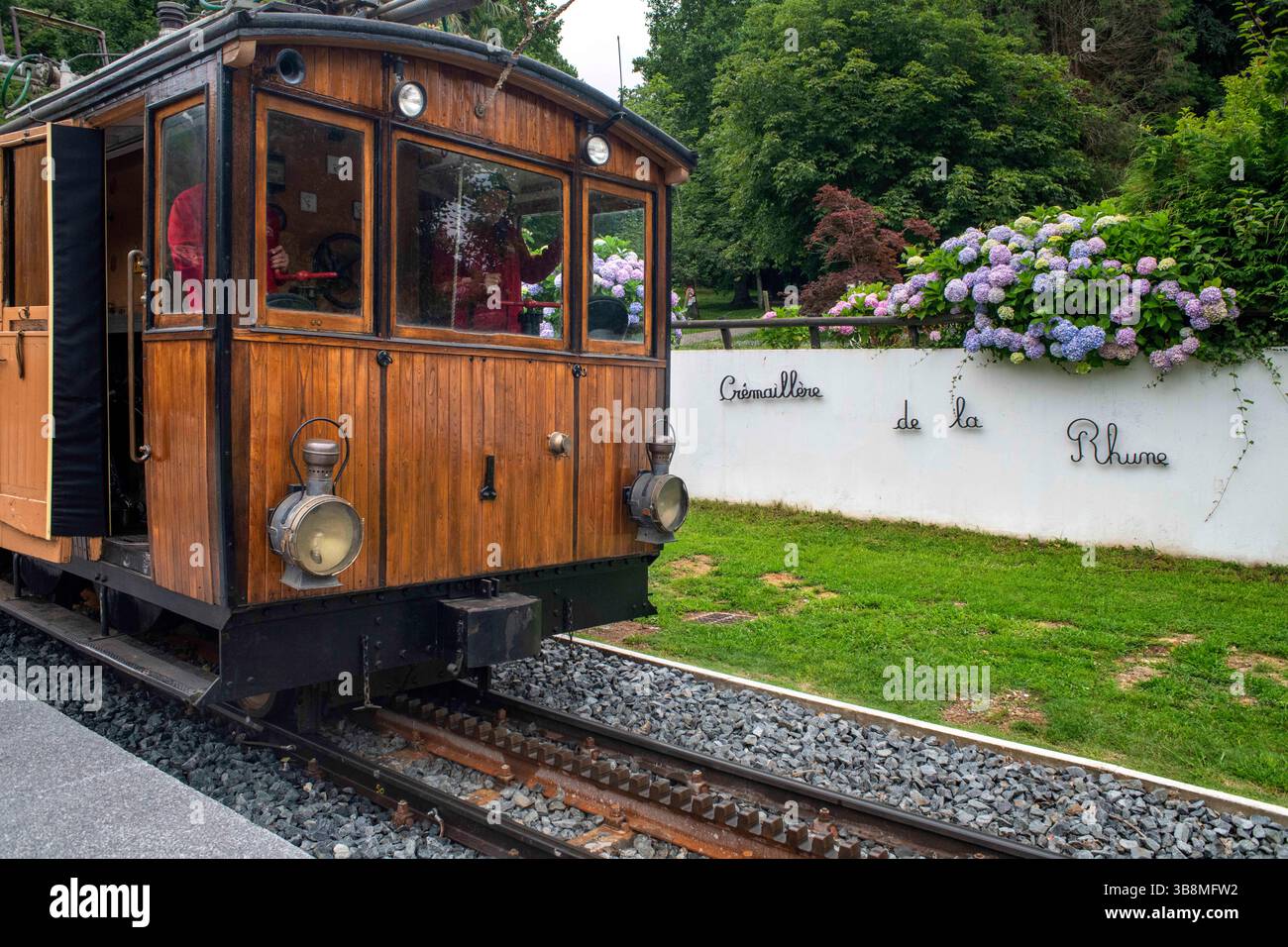 1. Juli 2023, Nouvelle-Aquitaine, Frankreich: Die Zahnradbahn Petit Train de la Rhune in Frankreich führt zum Gipfel des Berges La Rhun an der Grenze zu Spanien. Dieser authentische alte Zahnradzug aus dem Jahr 1924 benötigt 35 Minuten mit einer Geschwindigkeit von 9 km/h, um den 905 Meter hohen Gipfel des Berges La Rhune zu erreichen. Vom Gipfel, der an der Grenze zu Spanien liegt, können alle sieben Provinzen des Baskenlandes sowohl in Frankreich als auch in Spanien besichtigt werden. (Bild: © Sergi Reboredo/ZUMA Press Wire) Stockfoto