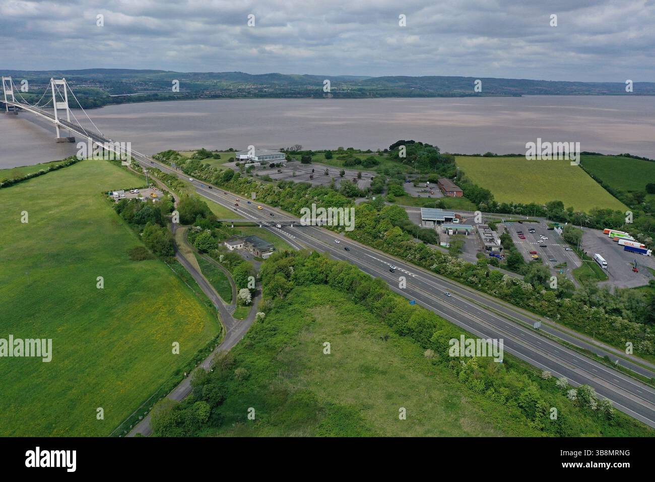 Luftaufnahme der M48 Old Severn Bridge über den Fluss Severn, Mai 2025 Stockfoto