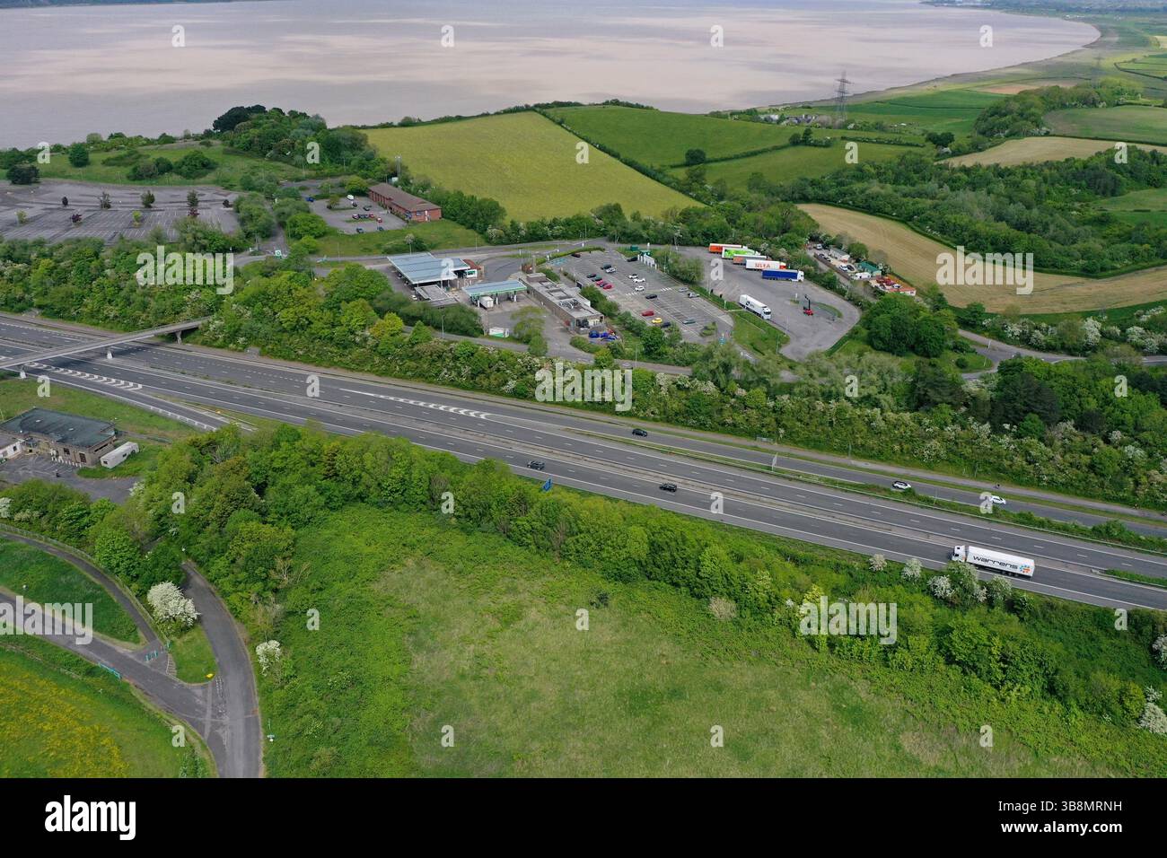 Drohnenansicht der Aust-Autobahnverbindungen und der Anfahrt der M48 zur Alten Severn-Brücke, Mai 2025 Stockfoto