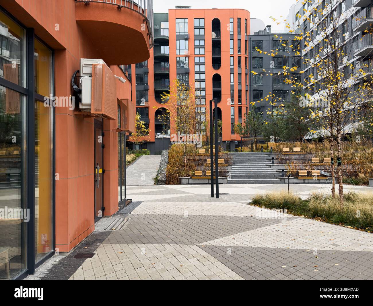 Wohngebiet mit ökologisch und nachhaltig grünen Wohnhäusern, Niedrigenergiehäusern mit Wohnungen und grünem Innenhof. Hochwertiges Foto Stockfoto